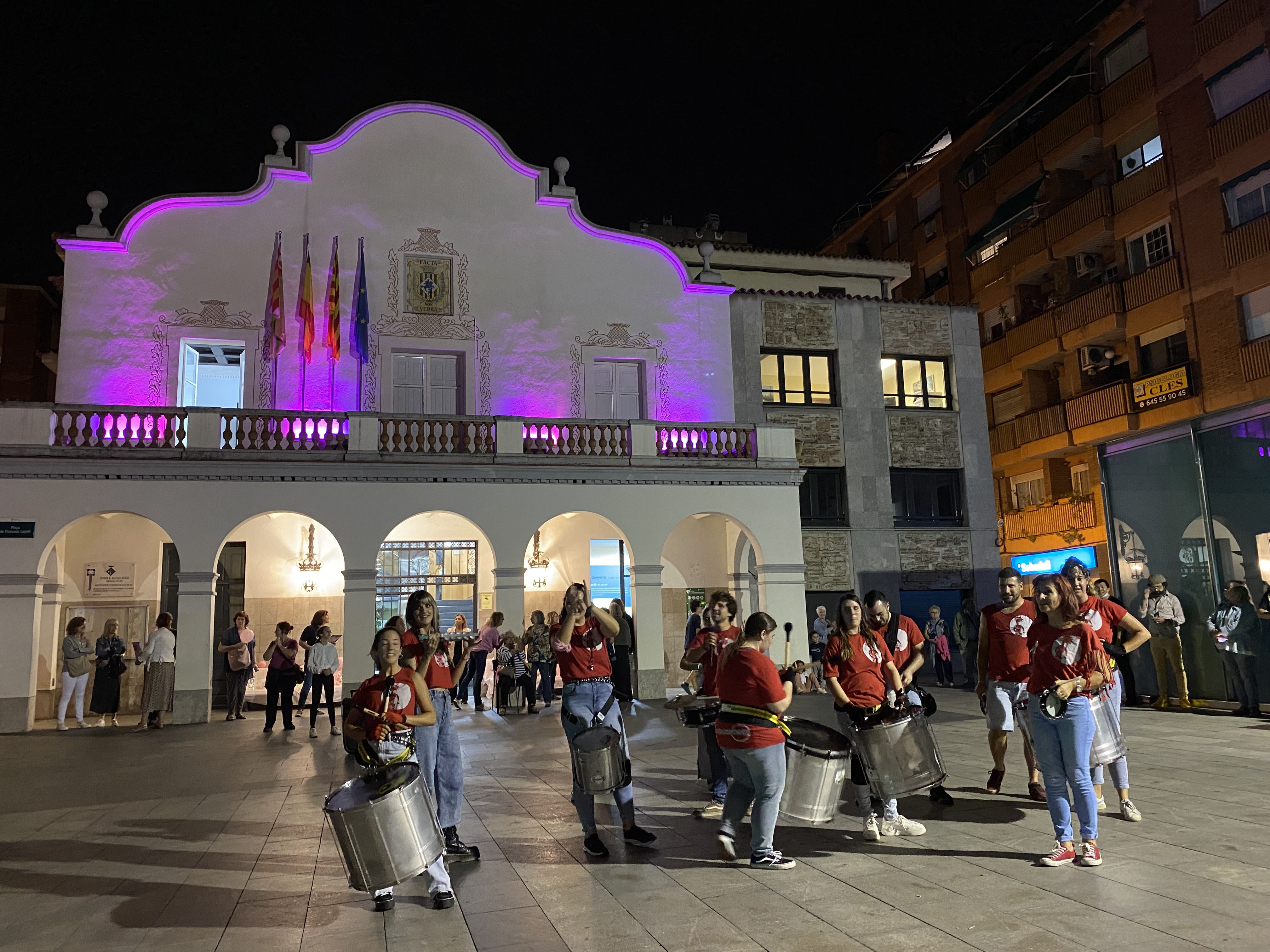 Actuació de Batúcamela i l'edifici de l'Ajuntament il·luminat el Dia per la lluita contra el càncer de mama. FOTO: Mónica GM