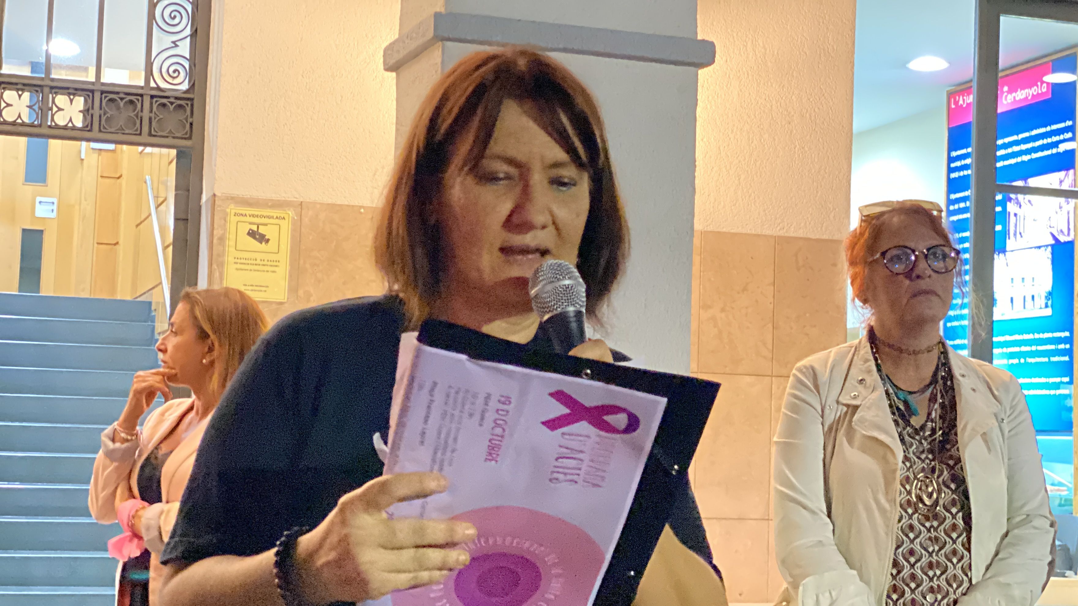 Membres de Manualitats Solidàries Cerdanyola han llegit el manifest del Dia per la lluita contra el càncer de mama. 
