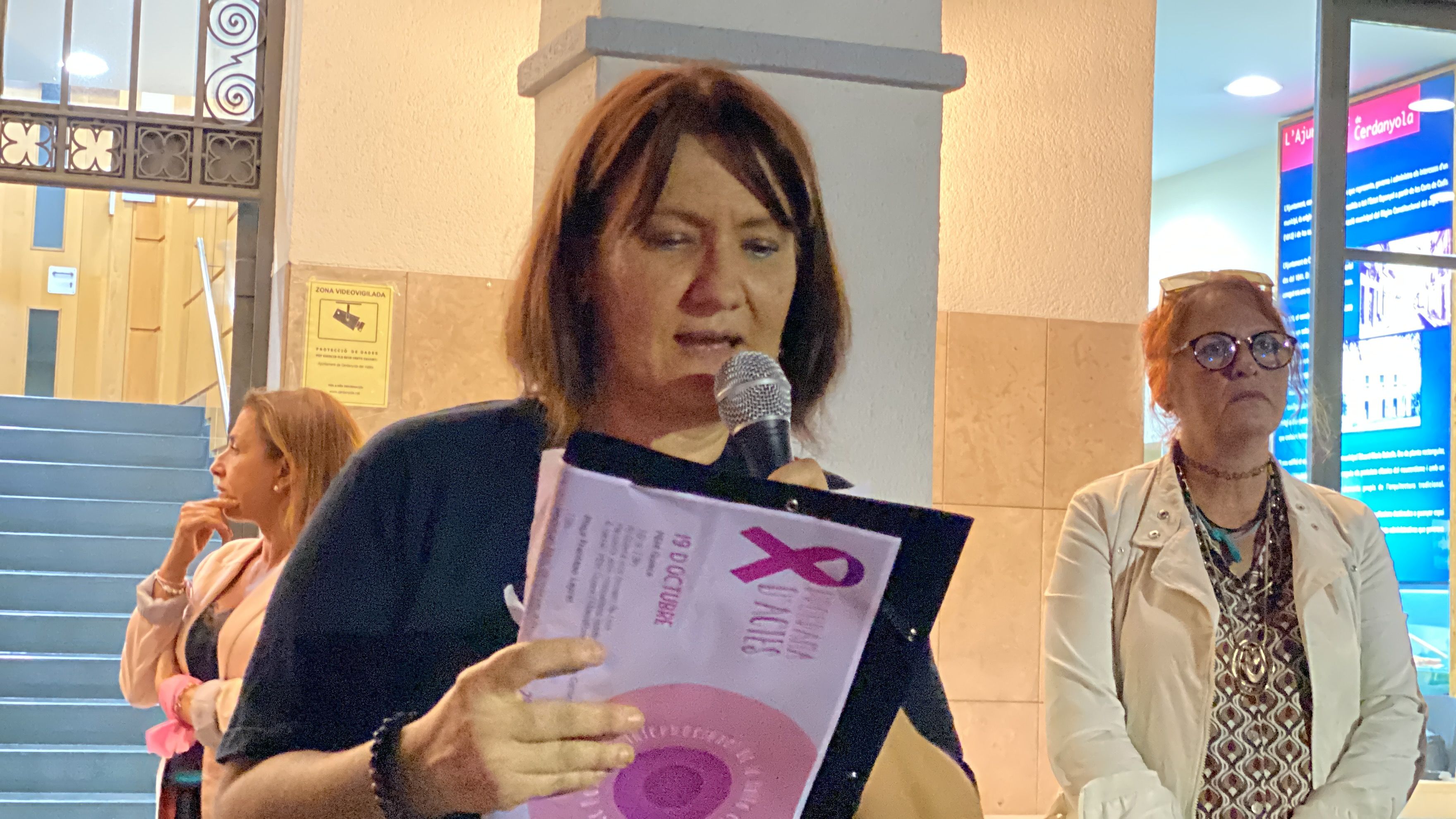 Membres de Manualitats Solidàries Cerdanyola han llegit el manifest del Dia per la lluita contra el càncer de mama. Membres de Manualitats Solidàries Cerdanyola han llegit el manifest del Dia per la lluita contra el càncer de mama.