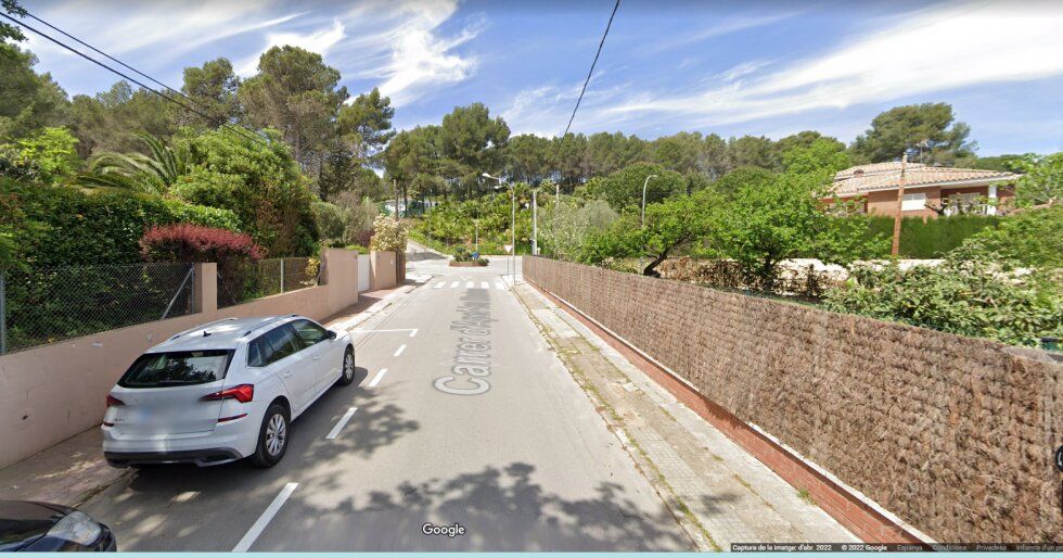 El carrer d’Apel·les Mestres amb la rotonda de la plaça de la Verge de Montserrat al fons. FOTO: Google Maps