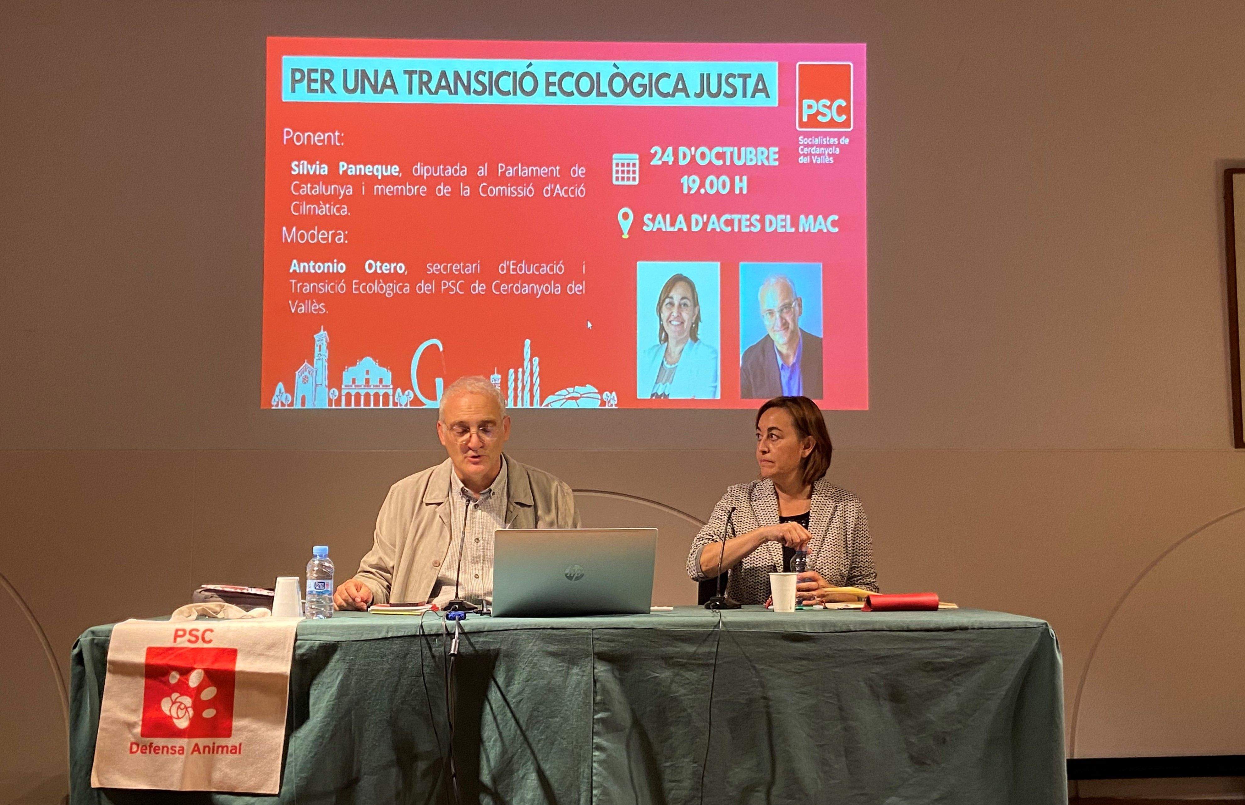Antonio Otero, regidor del PSC de Cerdanyola, i Sílvia Paneque, diputada del Parlament, en un acte de partit al MAC. FOTO: Nora MO