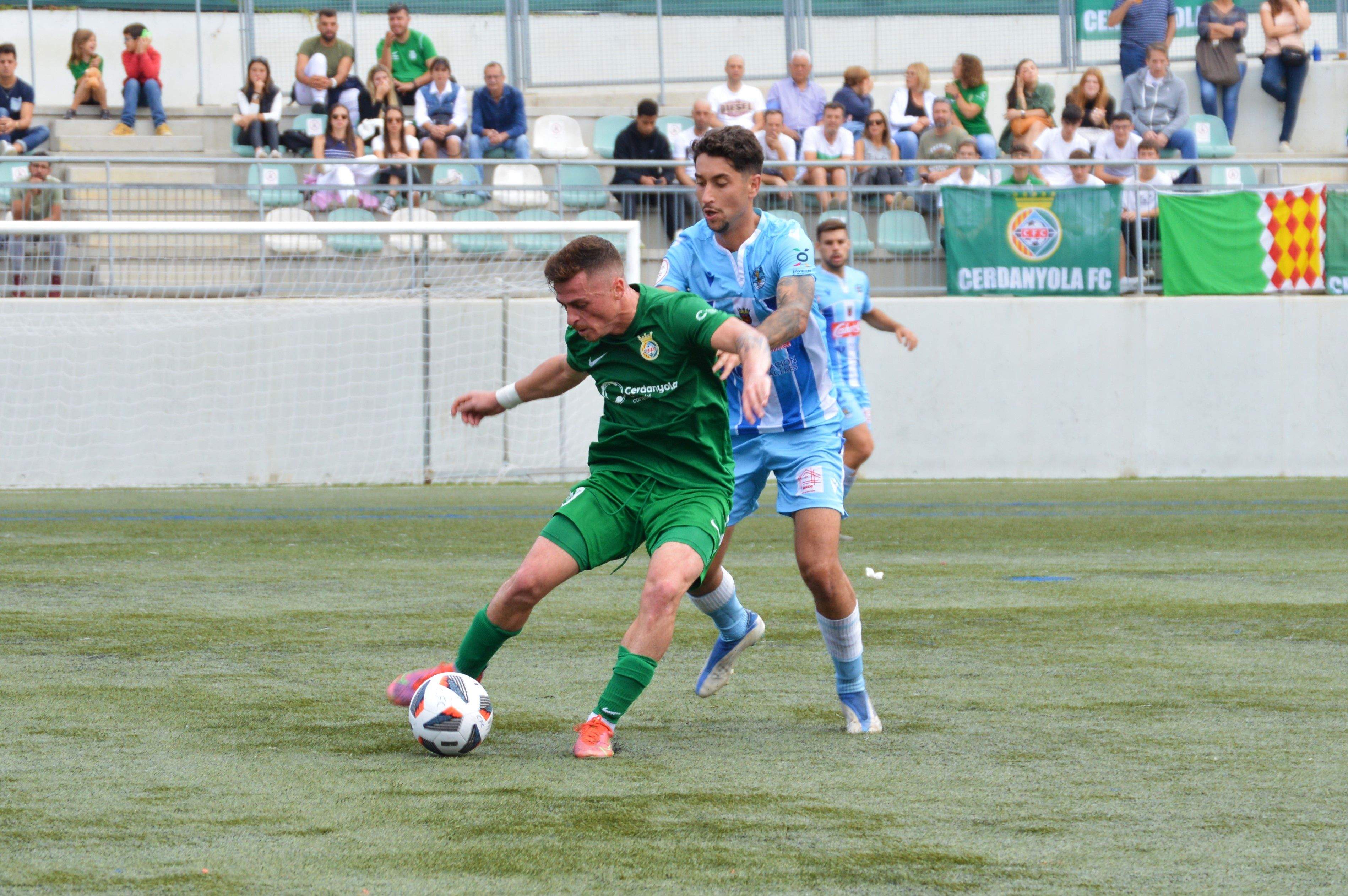 Max Marcet del Cerdanyola Futbol Club en un partit de Segona RFEF. FOTO: Nora MO