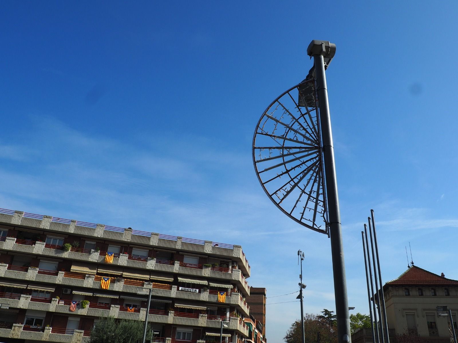 Els llums de Nadal 2022 ja es comencen a veure als carrers de Cerdanyola. FOTO: Mónica GM