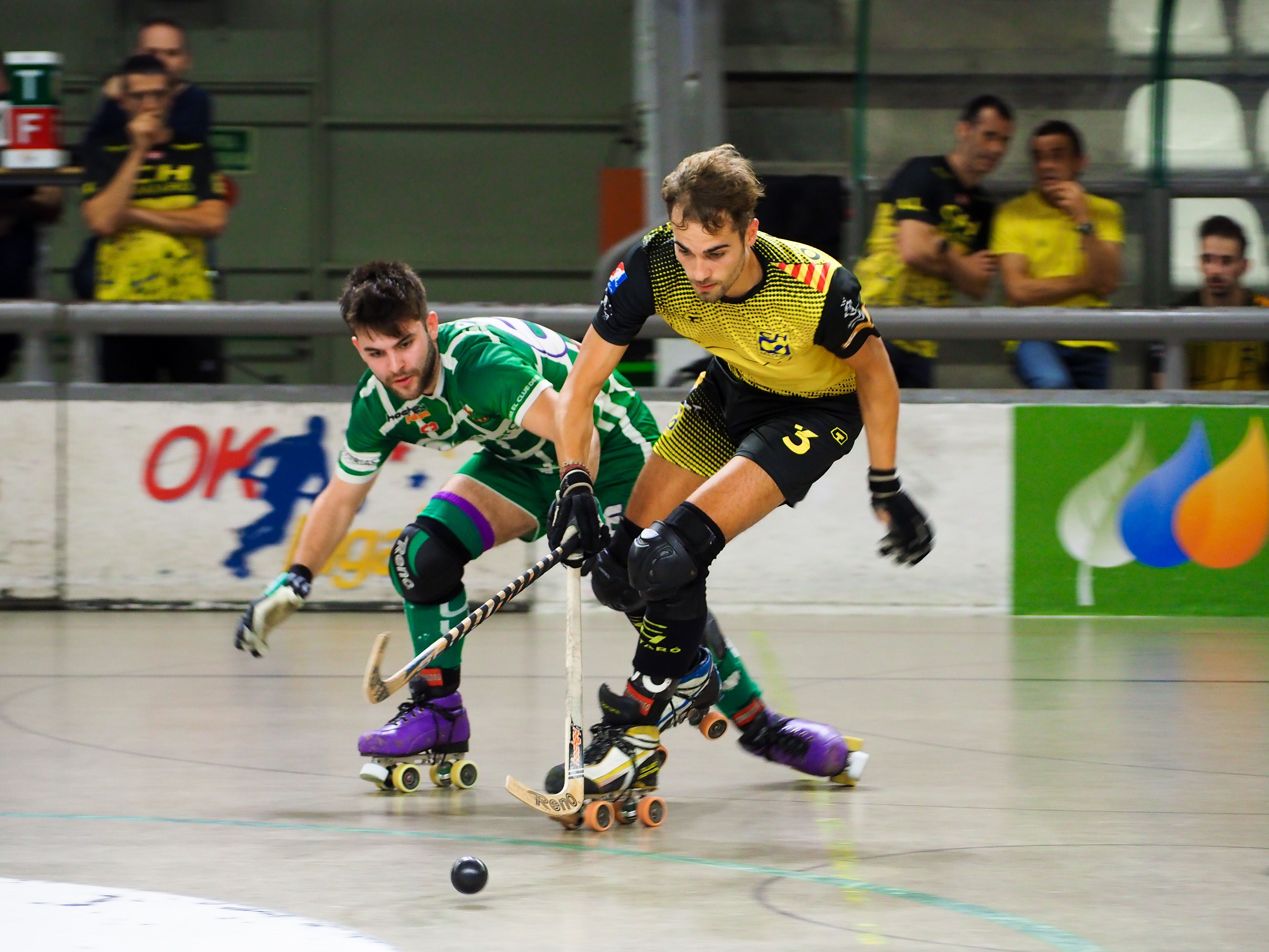 Un instant del partit entre el Cerdanyola club d'Hoquei i el Club Hoquei Mataró. FOTO: Mónica GM