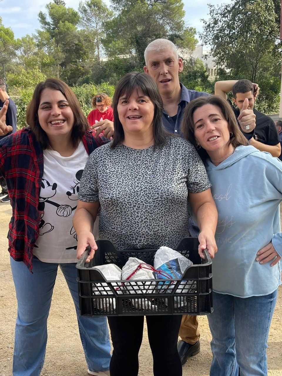 Residents de Catalònia Fundació Creactiva amb les castanyes. FOTO: Cedida