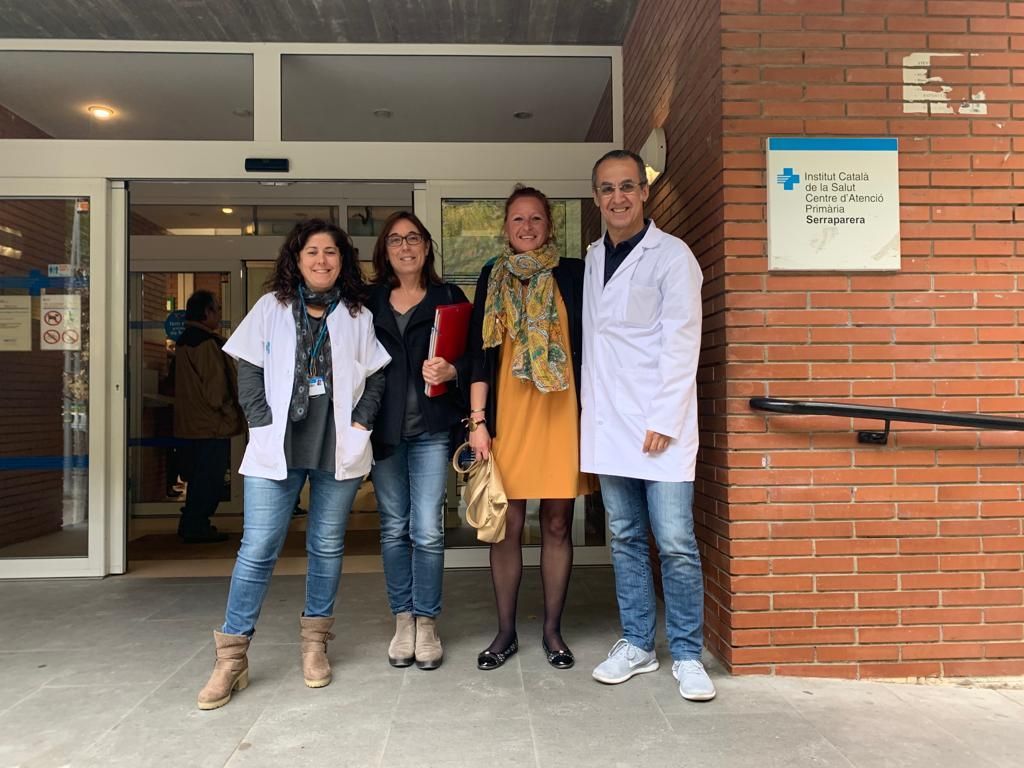 A l'esquerra, Maria José Pérez Lucena en una visita de la regidora Carme Arché al CAP Serraparera l'any 2019. FOTO: Ajuntament de Cerdanyola