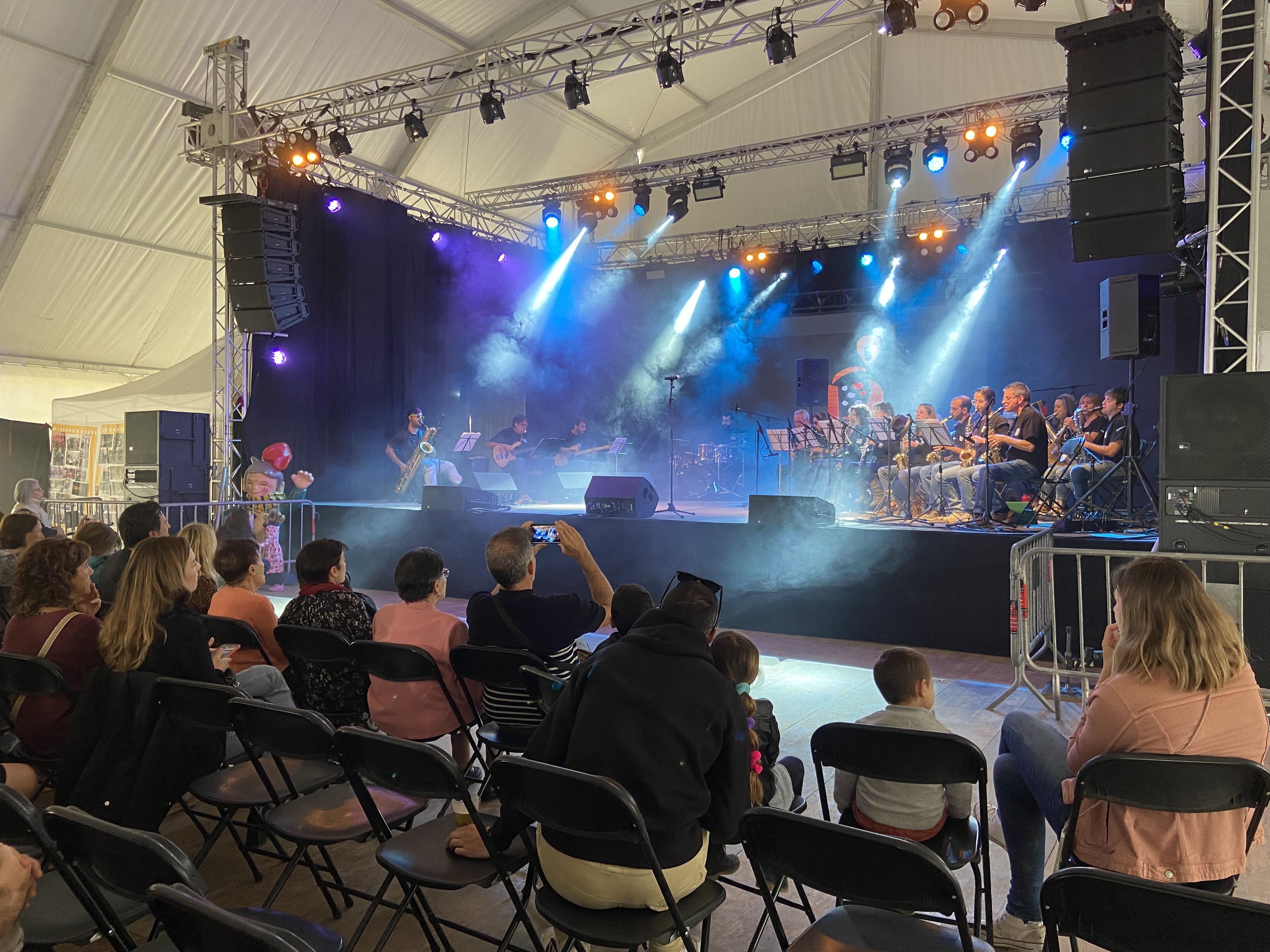 Actuació dels Jonies Band a la prefesta de la Festa Major de Sant Martí 2022. FOTO: Nora MO Actuació dels Jonies Band a la prefesta de la Festa Major de Sant Martí 2022. FOTO: Nora MO