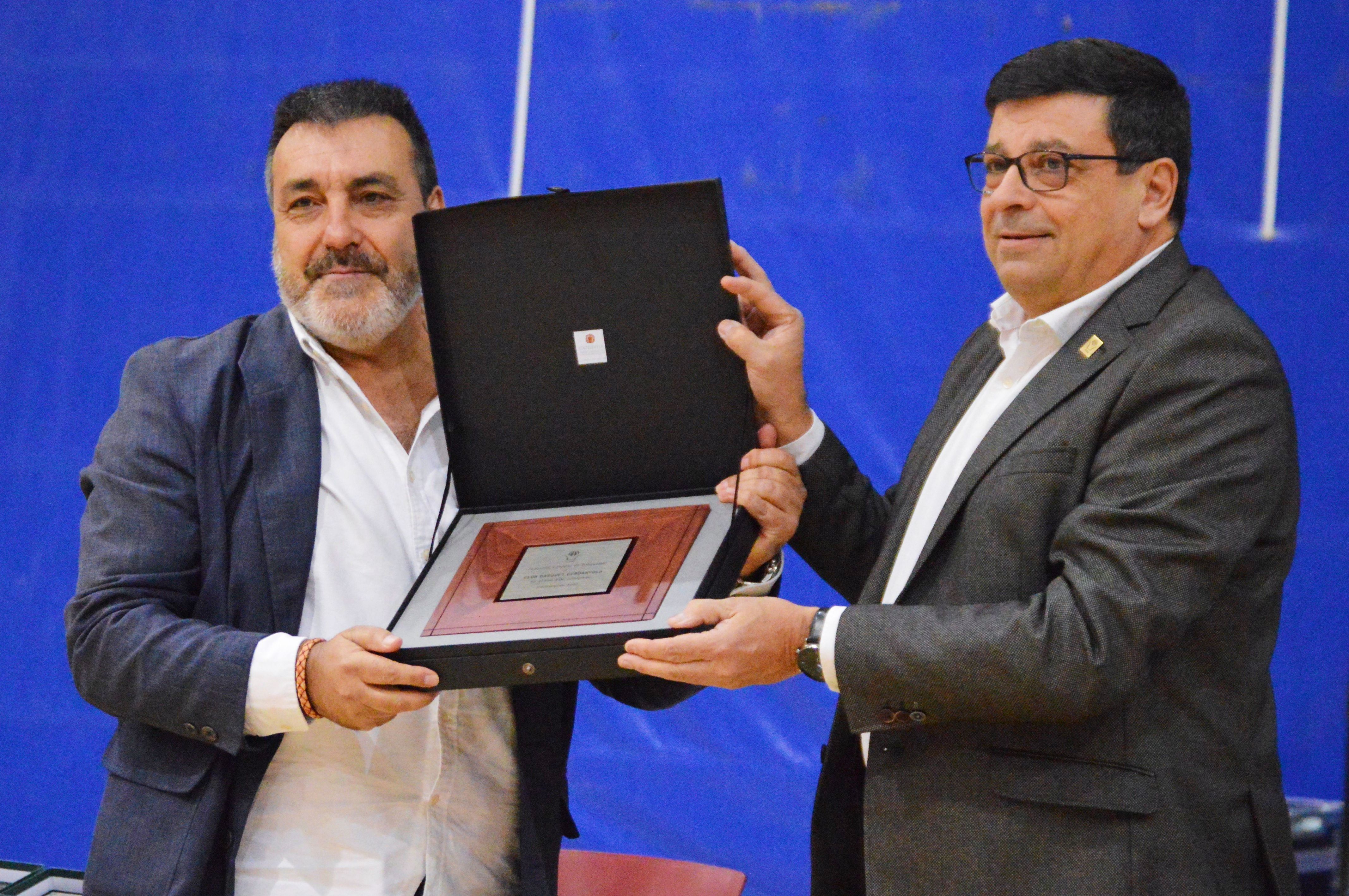 El president del CB Cerdanyola, Josep Maria Blanco, rebent la placa dels 50 anys del club. FOTO: Nora MO El president del CB Cerdanyola, Josep Maria Blanco, rebent la placa dels 50 anys del club. FOTO: Nora MO