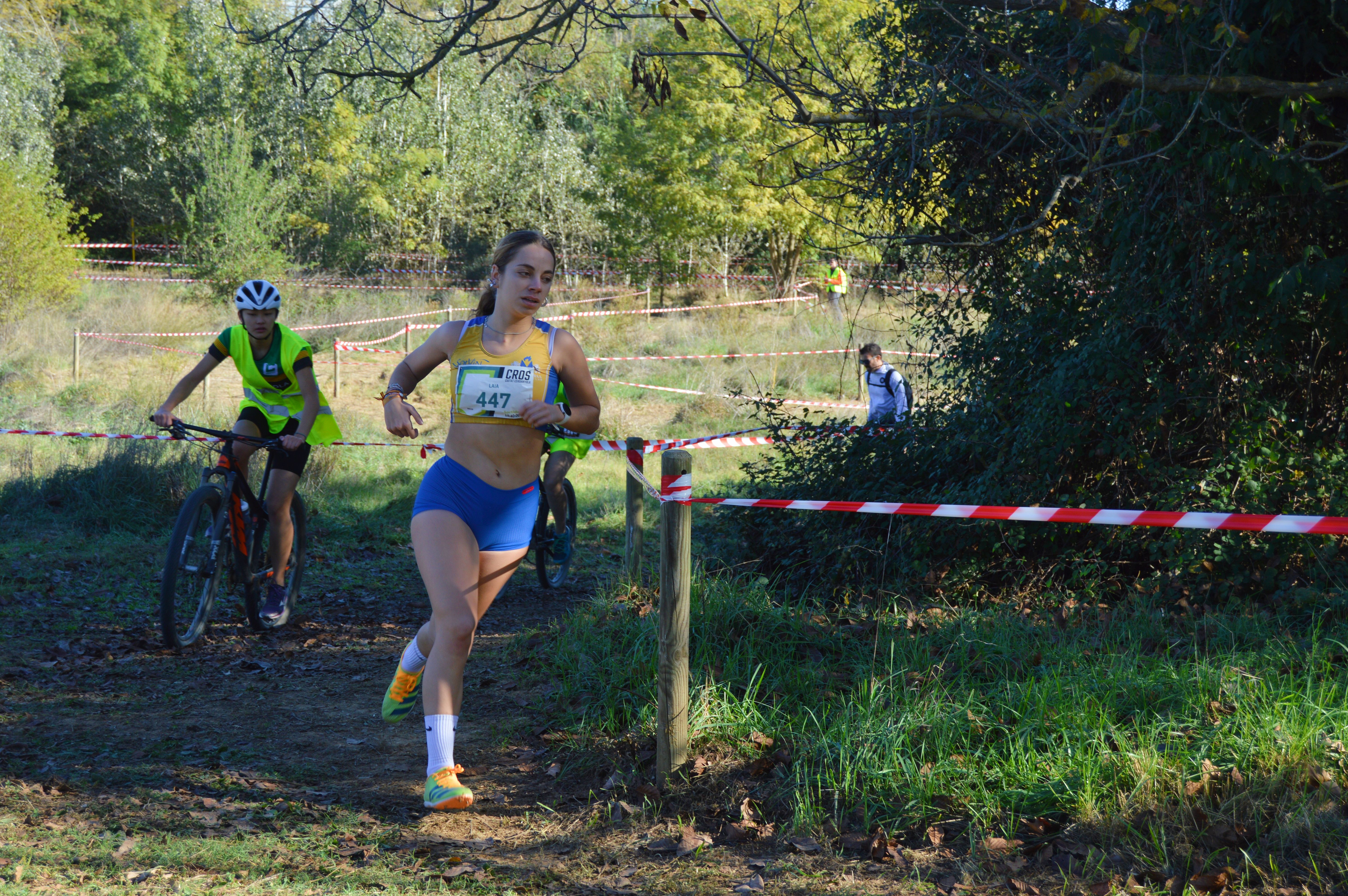 Laia Castaño corrent en el Cros Ciutat Cerdanyola 2022. FOTO: Nora MO Laia Castaño corrent en el Cros Ciutat Cerdanyola 2022. FOTO: Nora MO