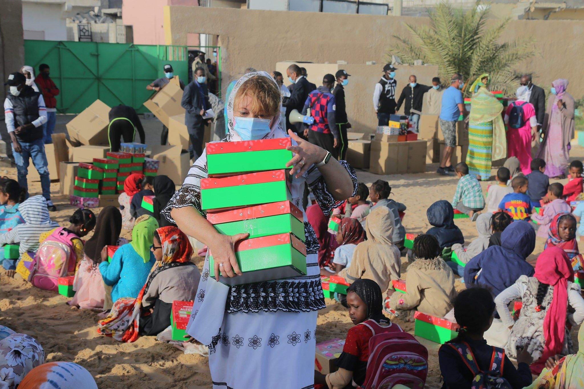Entrega de caixes de regals a l'Àfrica. FOTO: Operación Niño Navidad