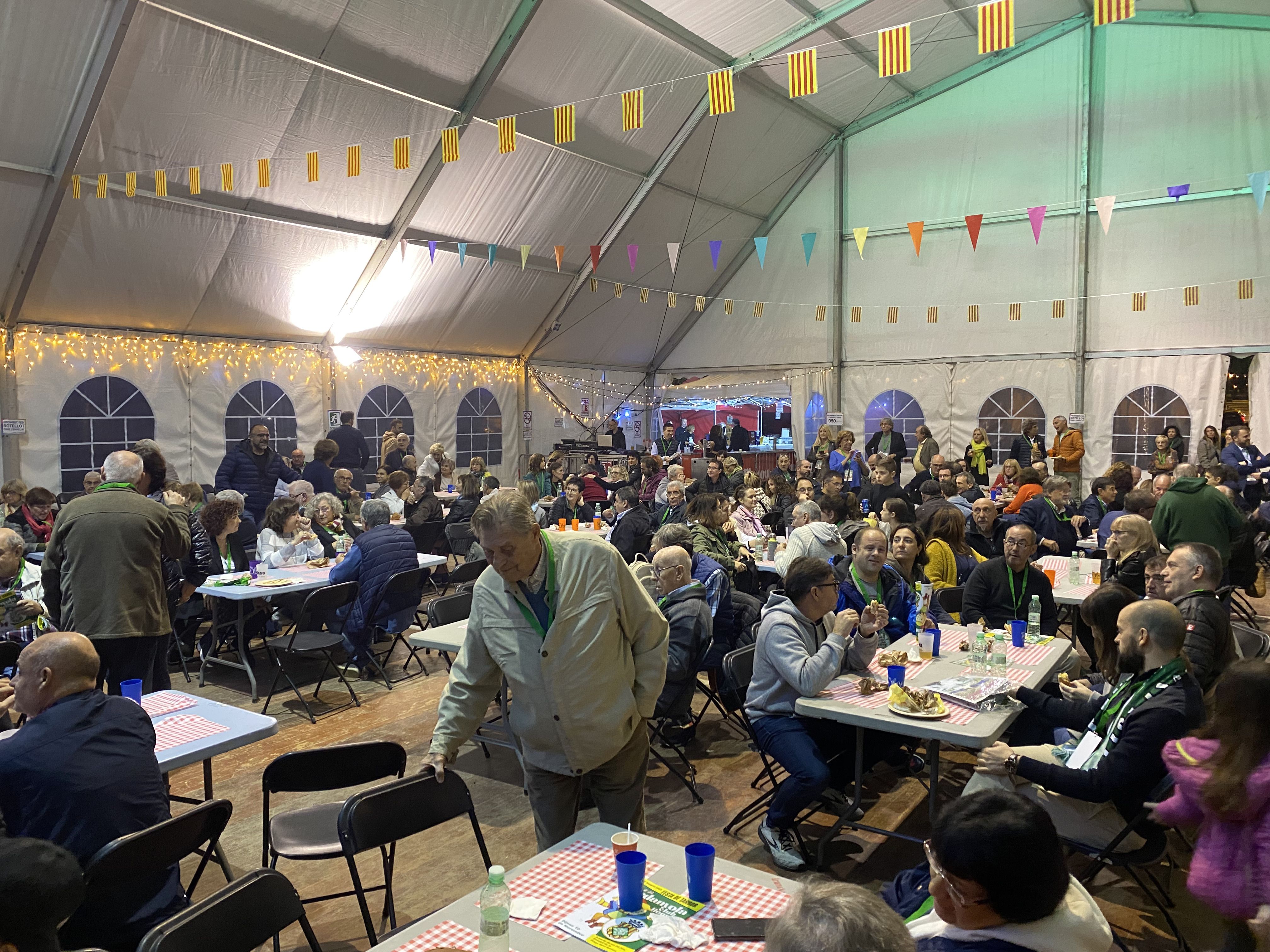 L'envelat de la plaça Sant Ramon ha acollit una festa en homenatge al Cerdanyola Club d'Hoquei. FOTO: Mónica GM