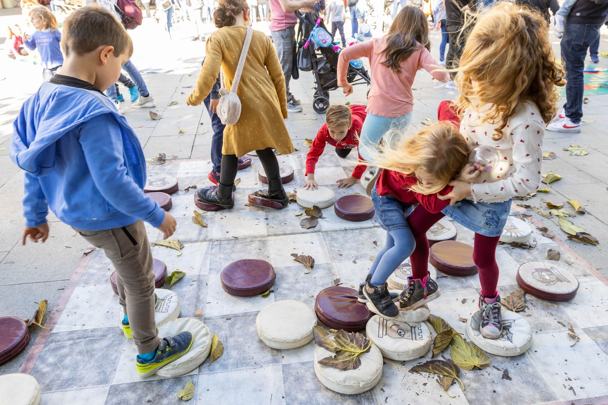 Jocs infantils a la plaça de l'Abat Oliba. FOTO: Núria Puentes (Ajuntament de Cerdanyola)