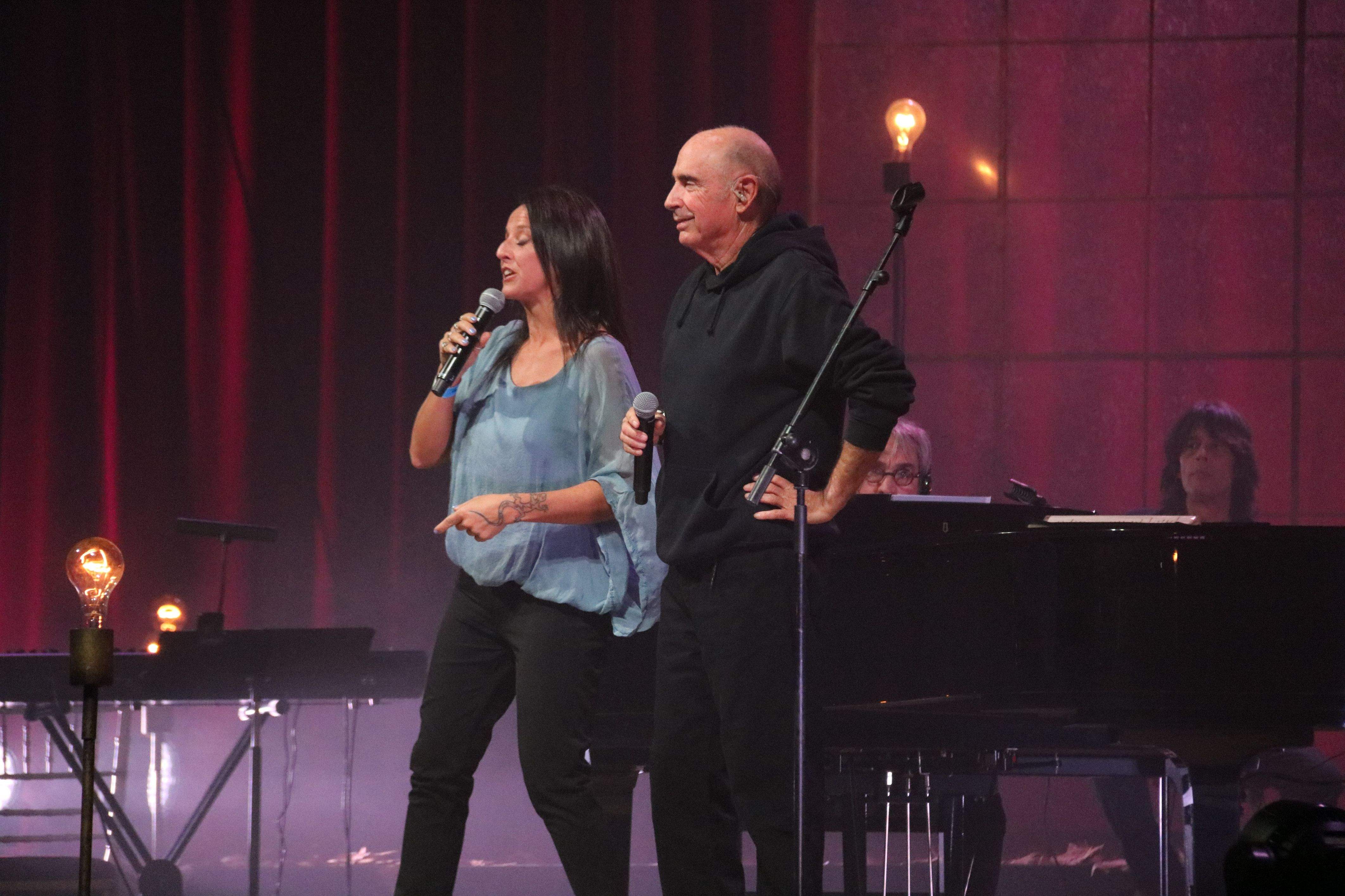Moment del concert de Lluís Llach al Palau Sant Jordi. FOTO: Eli Don (ACN)