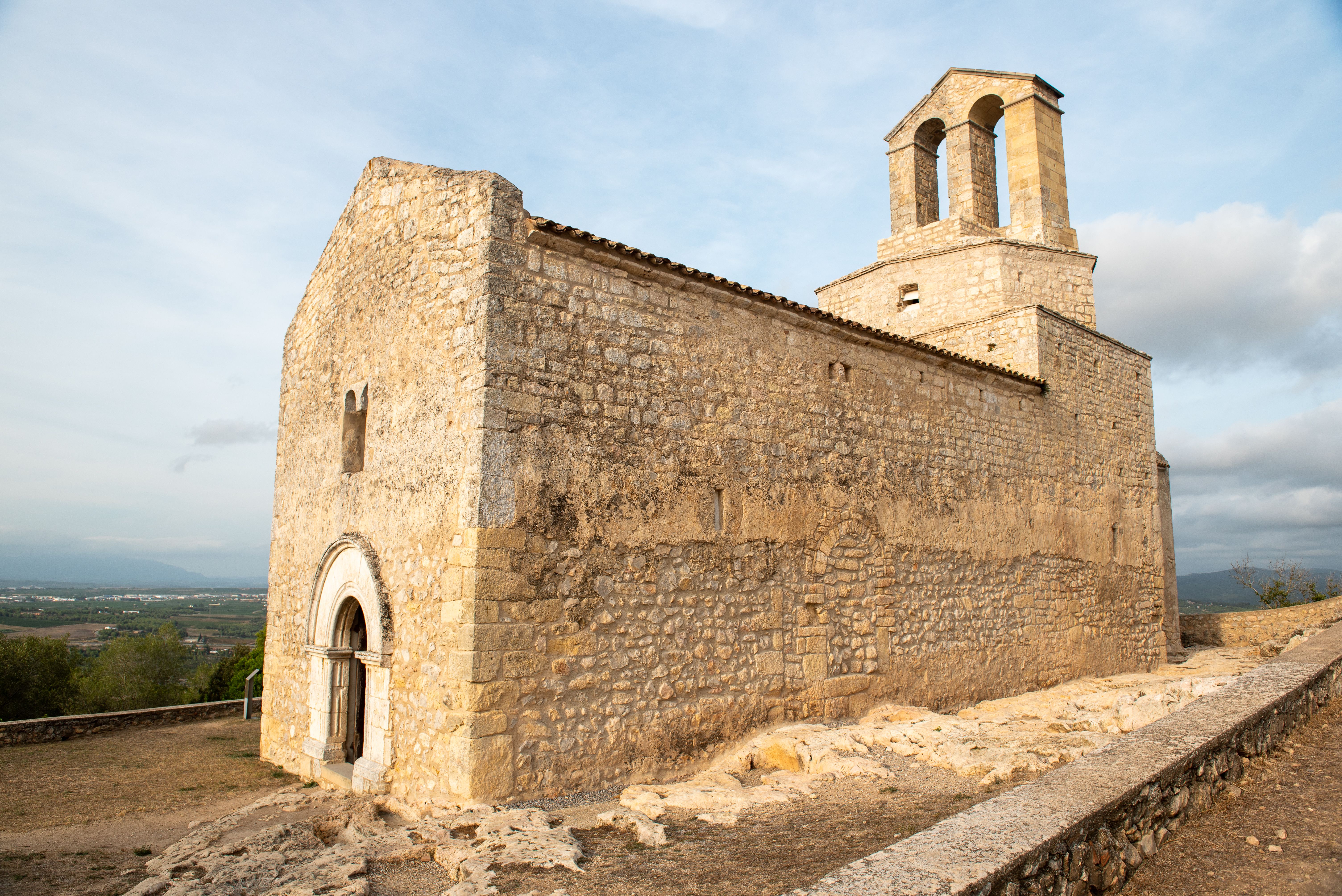 Església de Sant Miquel al Parc d’Olèrdola. FOTO: Shutterstock Església de Sant Miquel al Parc d’Olèrdola. FOTO: Shutterstock