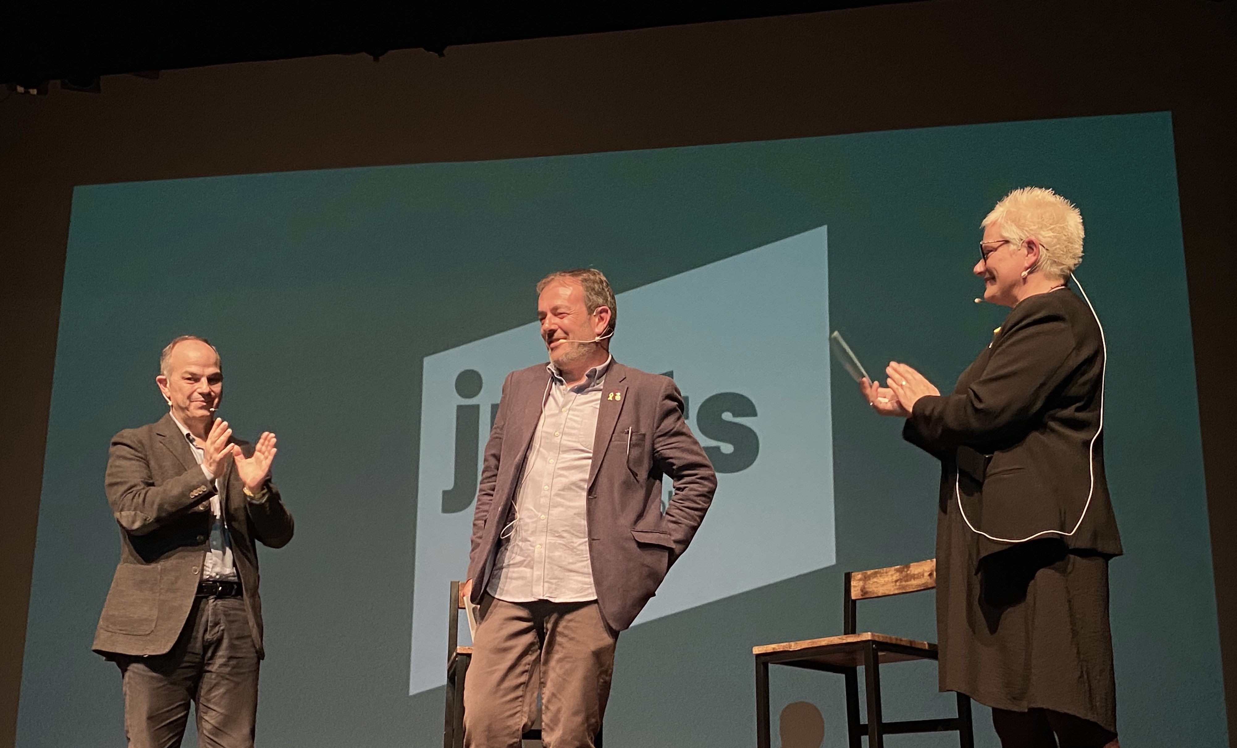 Joan Sánchez, al centre, acompanyat de Jordi Turull i Àngels Guimerà al seu acte de presentació coma candidat de Junts. FOTO: Mónica GM