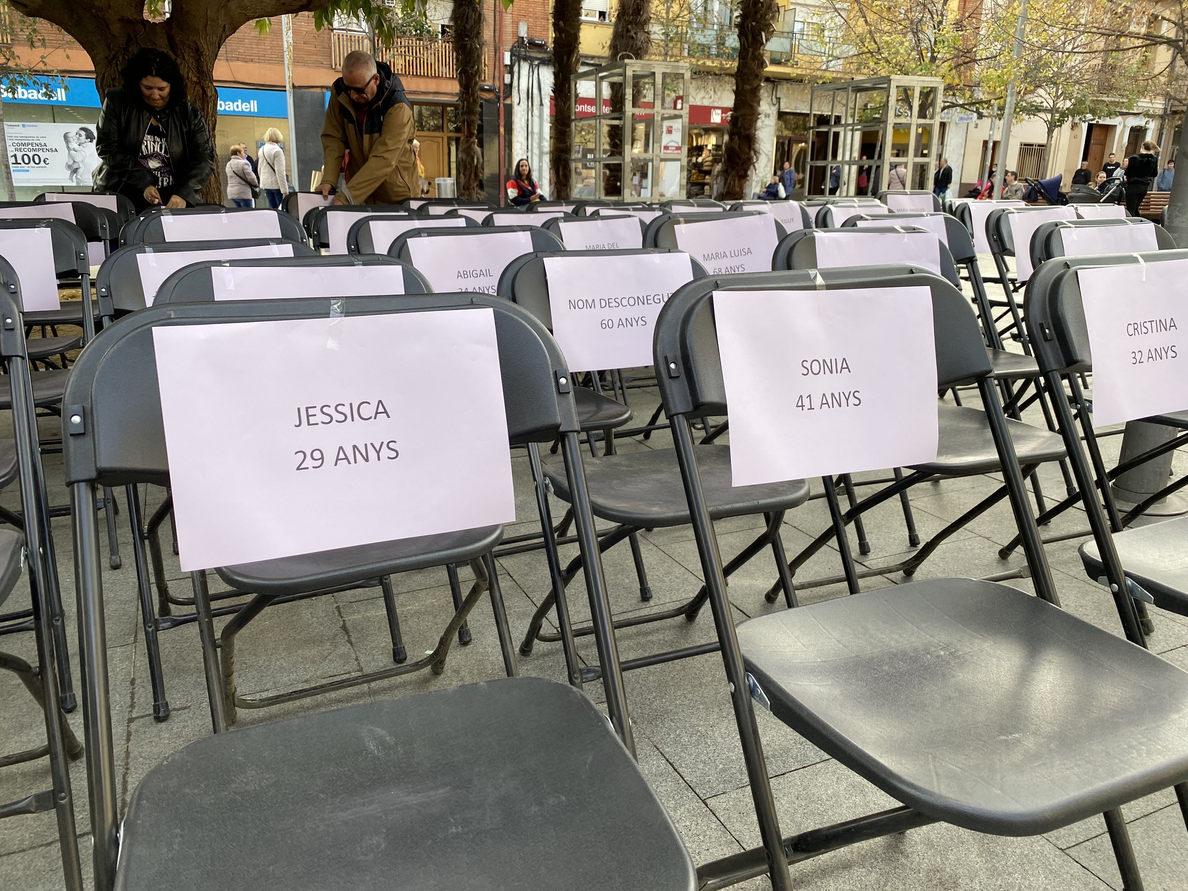 Homenatge a les dones i els infants víctimes de la violència masclista. FOTO: Mónica GM