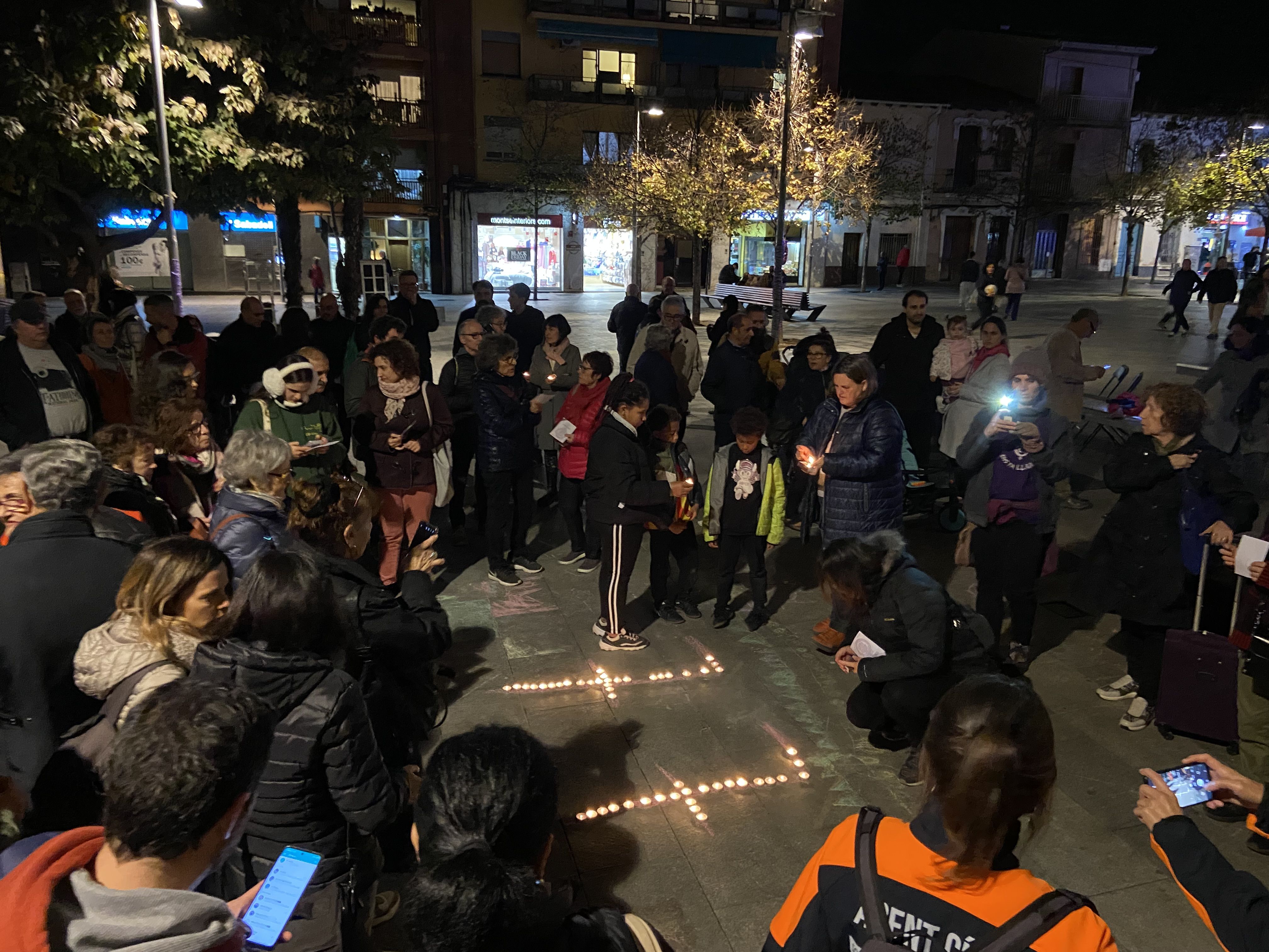 Homenatge a les dones i els infants víctimes de la violència masclista. FOTO: Nora MO