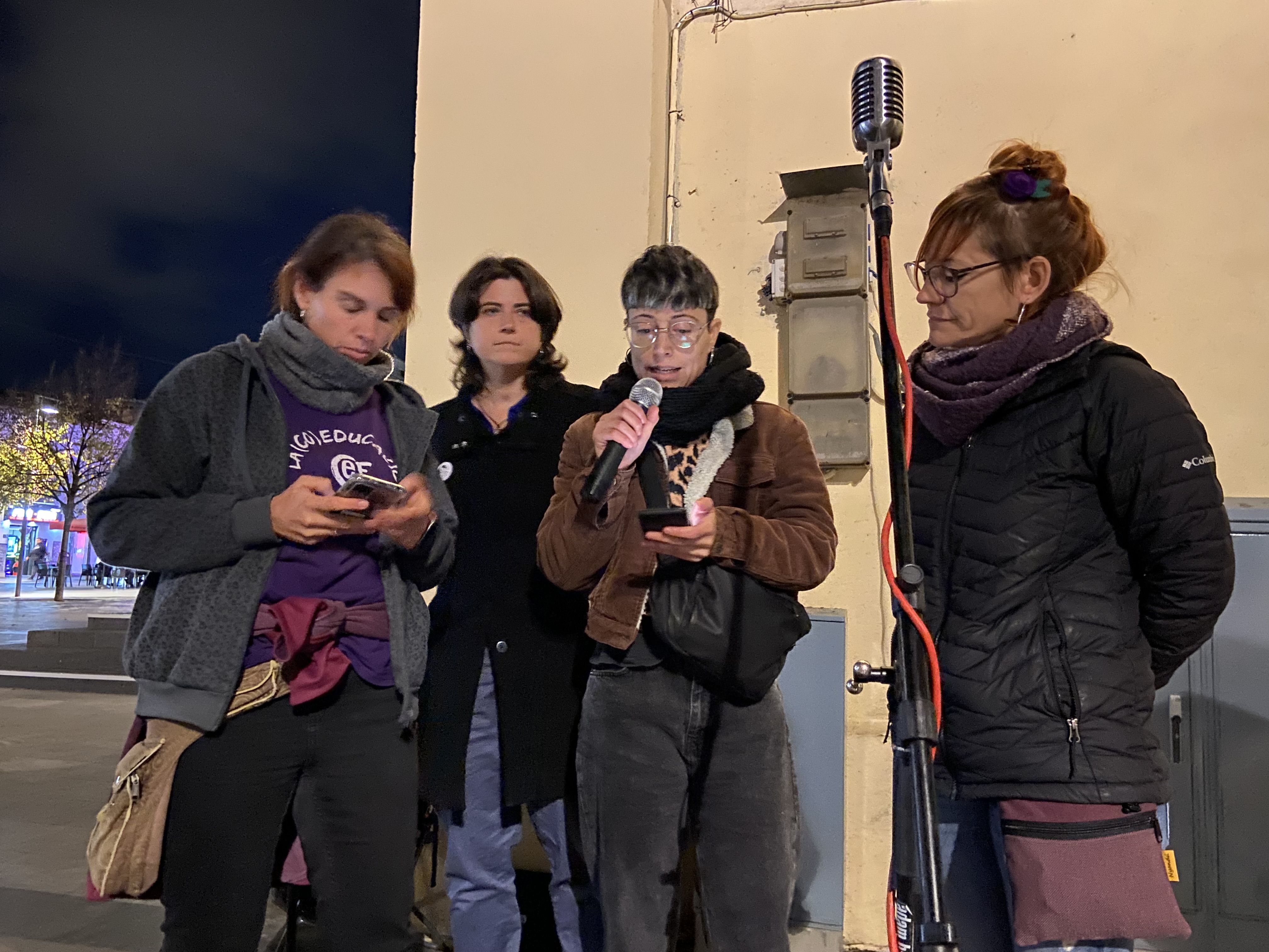 Homenatge a les dones i els infants víctimes de la violència masclista. FOTO: Nora MO Homenatge a les dones i els infants víctimes de la violència masclista. FOTO: Nora MO