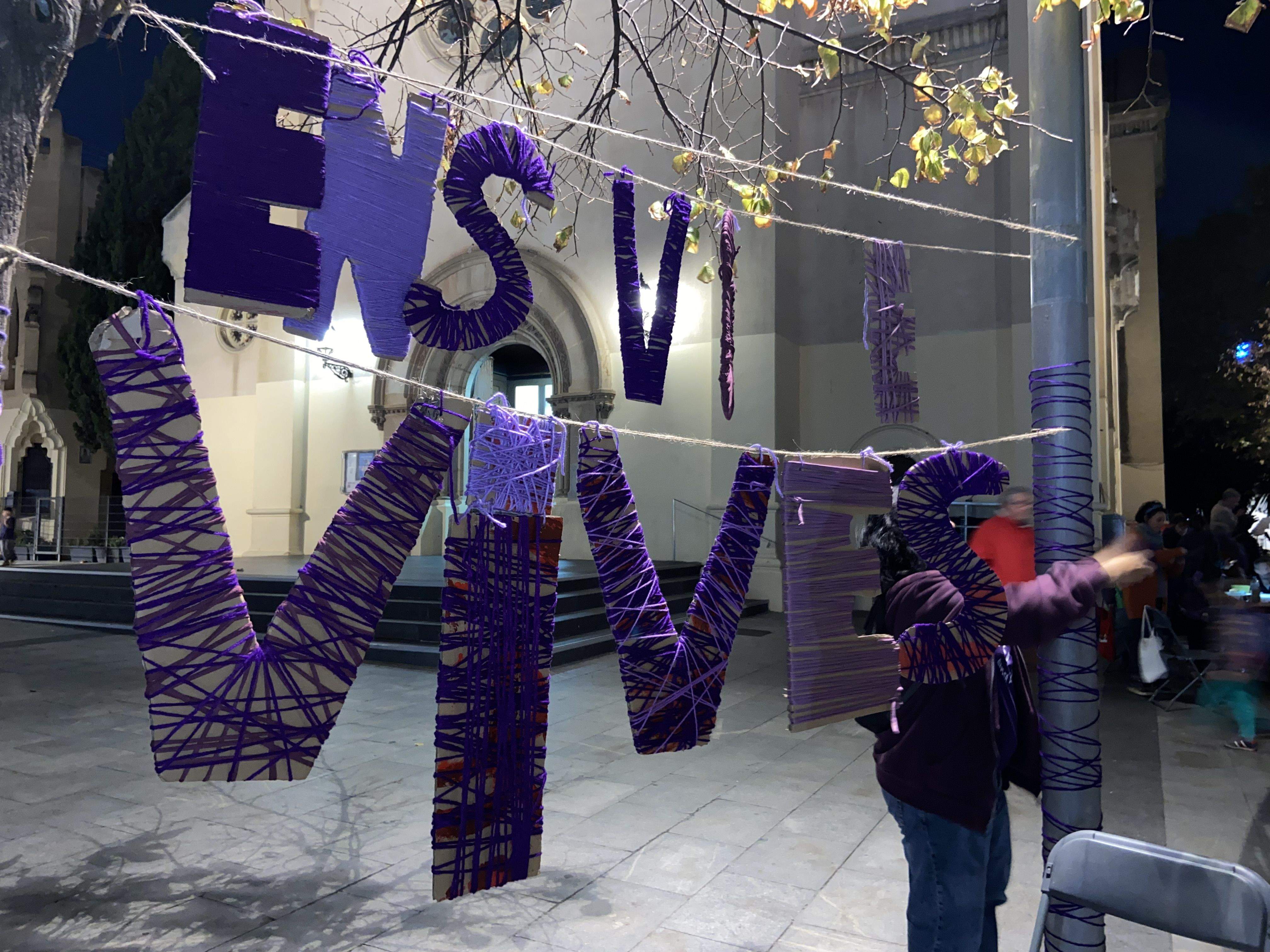 Homenatge a les dones i els infants víctimes de la violència masclista. FOTO: Nora MO