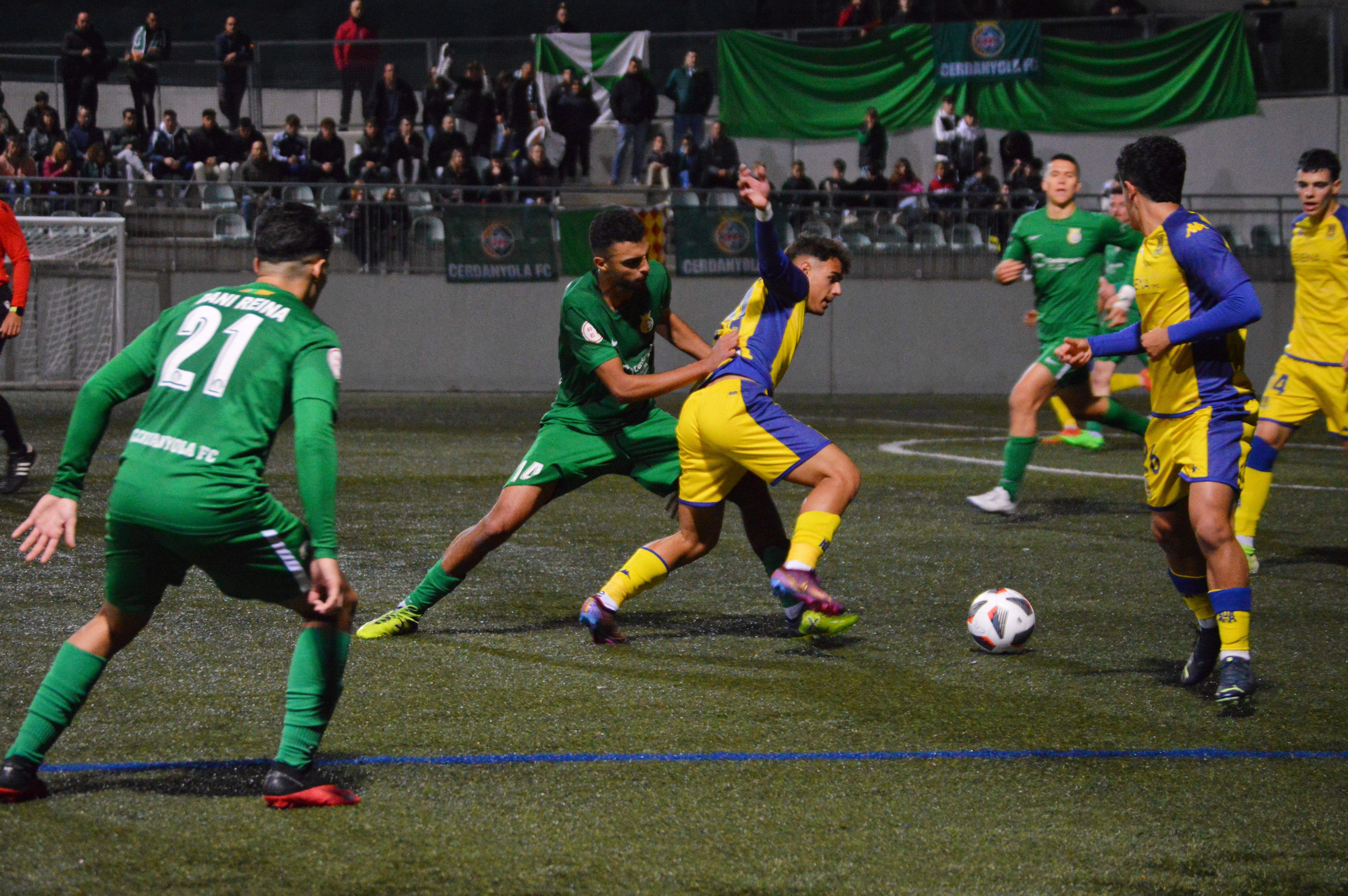 El Cerdanyola Futbol Club a Fontetes davant de l'Alcorcón B. FOTO: Nora MO