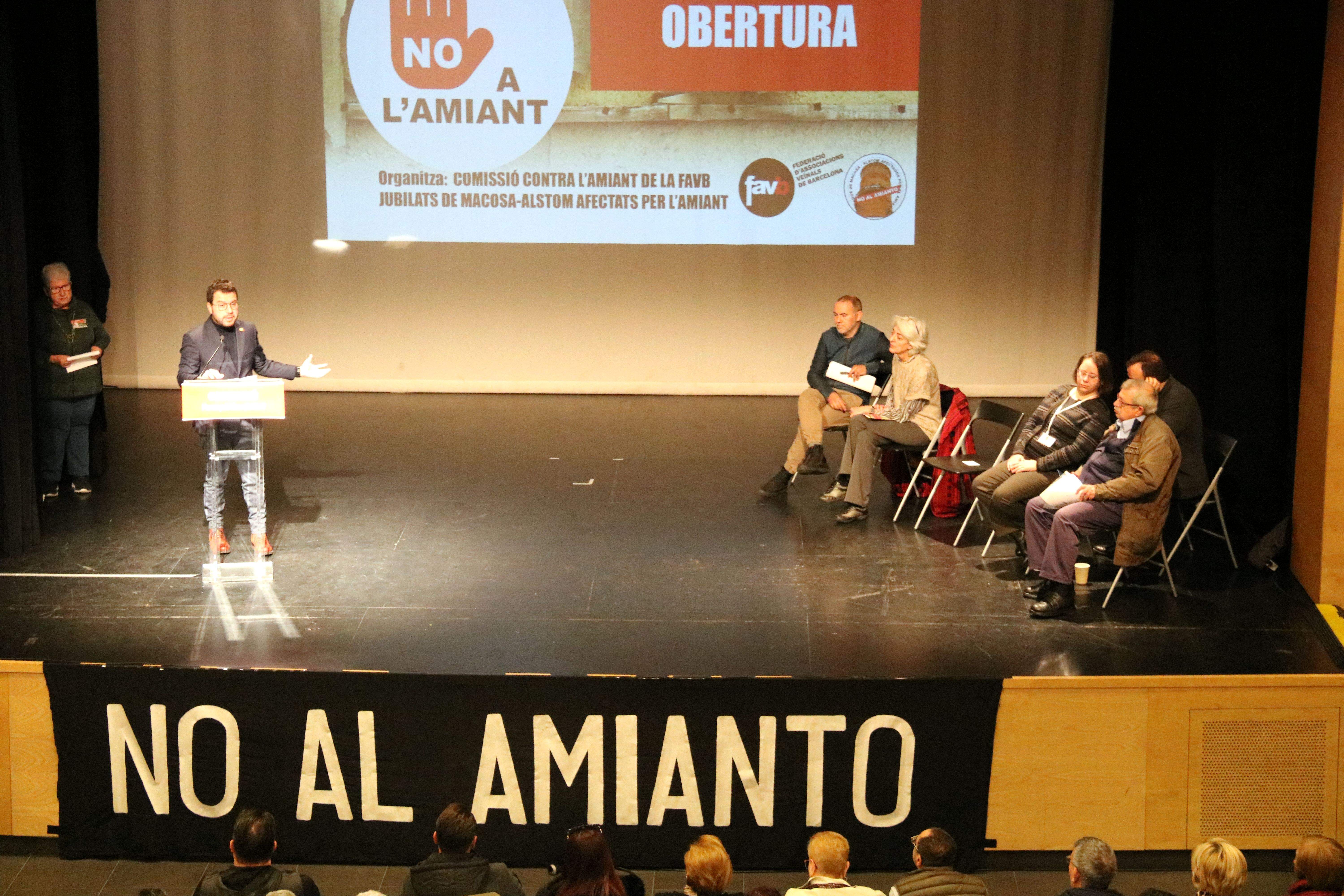 Convenció contra l'amiant de la Federació d'Associacions Veïnals de Barcelona (FAVB) i Jubilats de Macosa-Alstom Afectats per l'Amiant.  FOTO: Natàlia Segura (ACN)