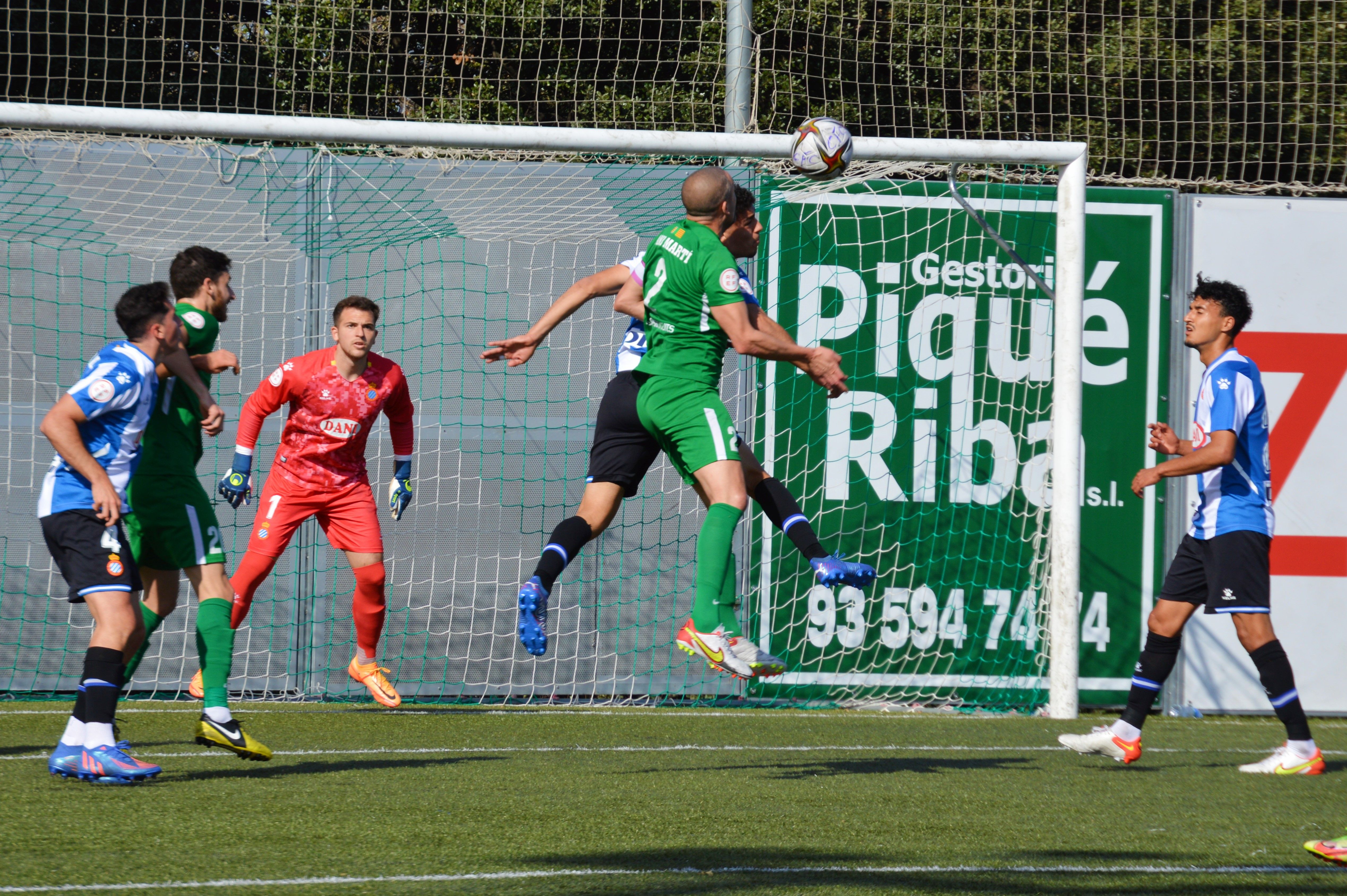 Dani Martí del Cerdanyola Futbol Club rematant en la temporada 2021-22. FOTO: Nora MO