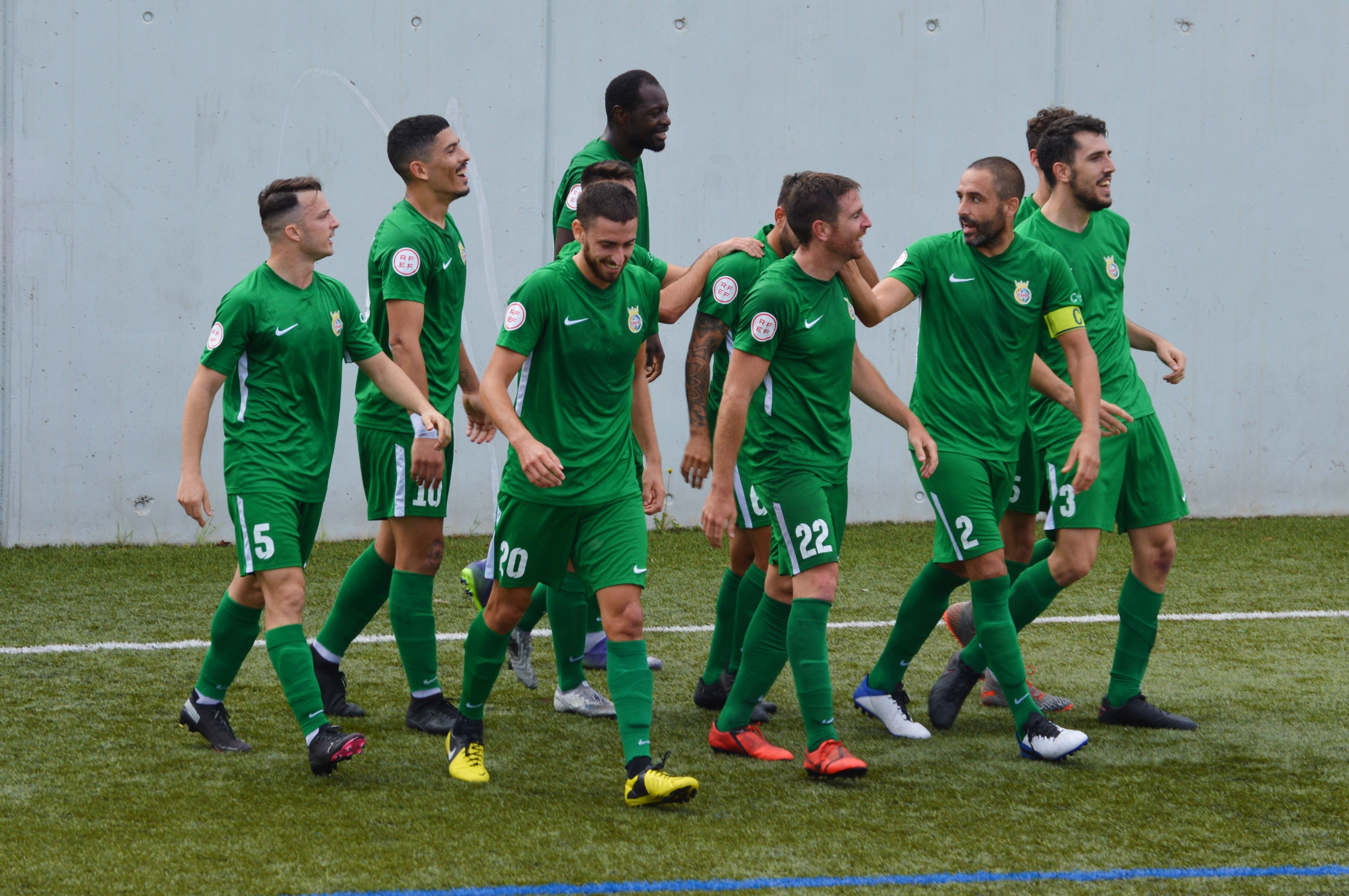 Dani Martí del Cerdanyola FC (a la dreta) celebrant un gol amb l'equip de la temporada 2021-22. FOTO: Nora MO Dani Martí del Cerdanyola FC (a la dreta) celebrant un gol amb l'equip de la temporada 2021-22. FOTO: Nora MO