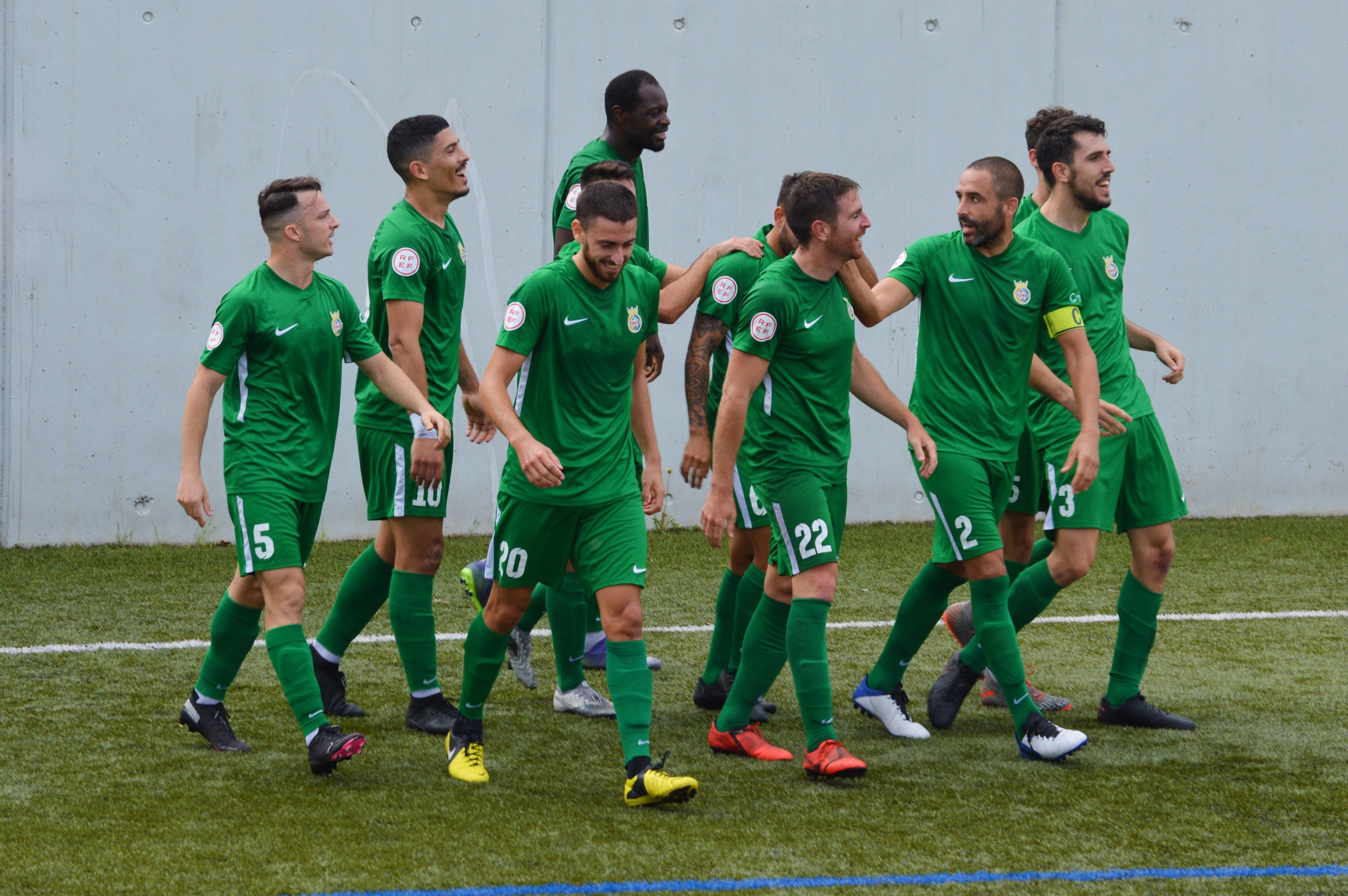 Dani Martí del Cerdanyola FC (a la dreta) celebrant un gol amb l'equip de la temporada 2021-22. FOTO: Nora MO