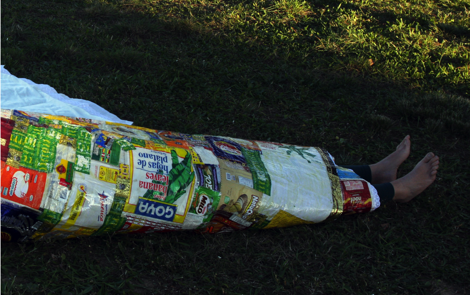 Imatge d'una acció de Carmen Espinosa, artista de l'exposició Itineràncies. FOTO: Cedida