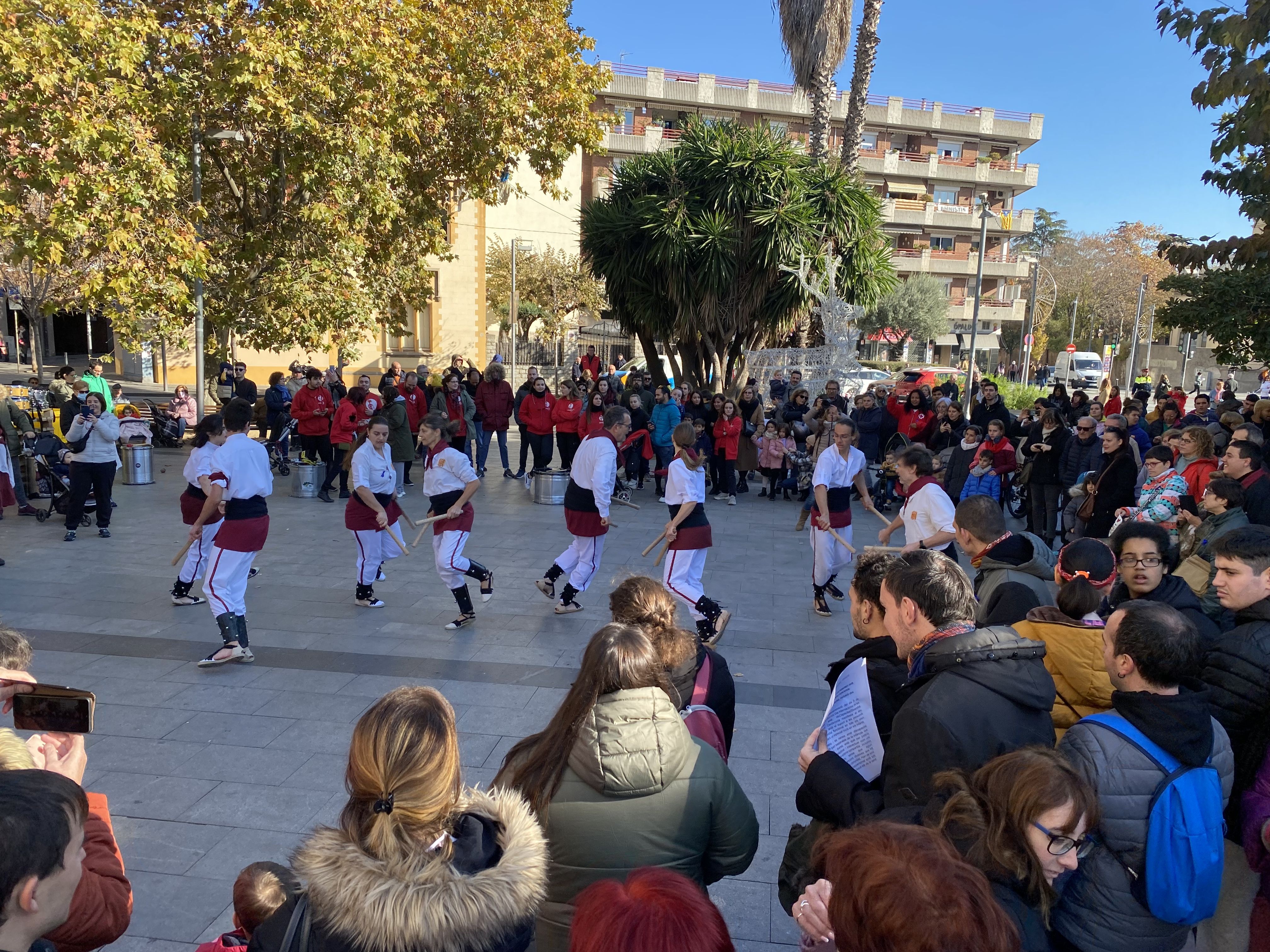 Desenes de persones s'han aplegat a la plaça de l'Abat Oliba aquest 3 de desembre. FOTO: Mónica GM