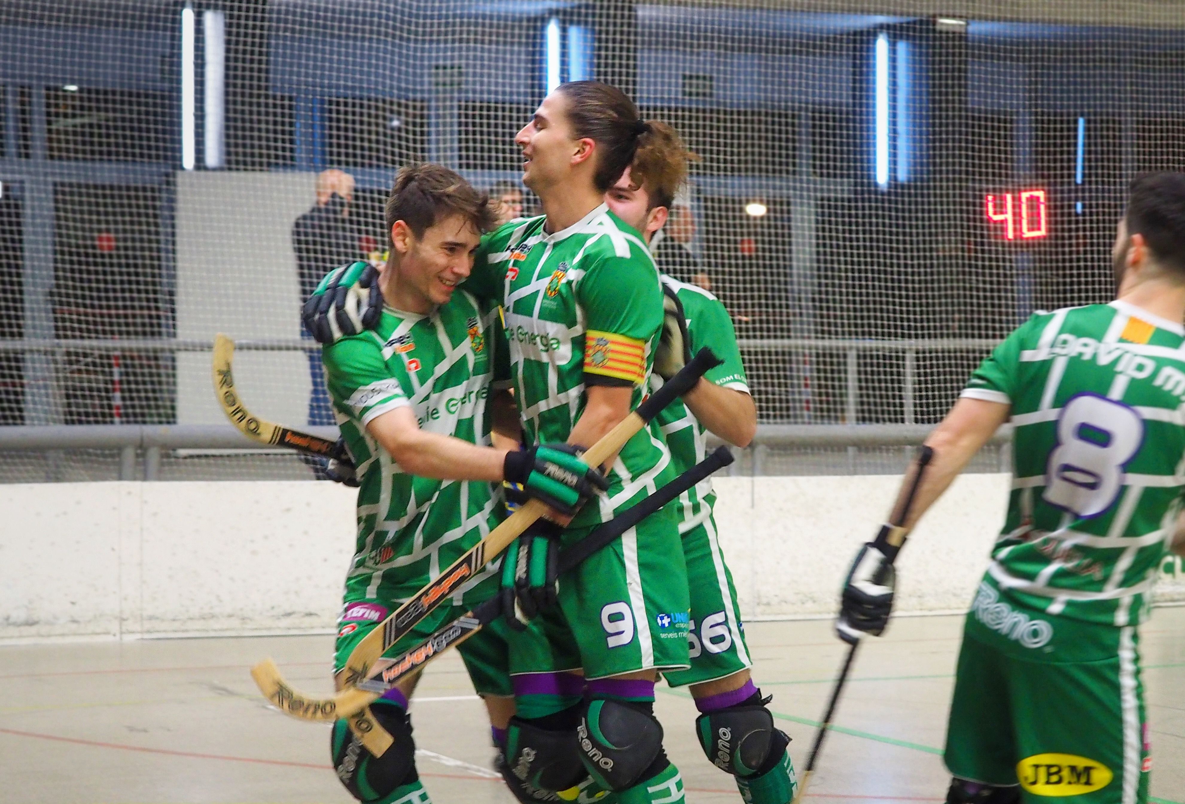 Els jugadors del Cerdanyola Club d'Hoquei celebren un gol contra el CH Olot. FOTO: Mónica GM