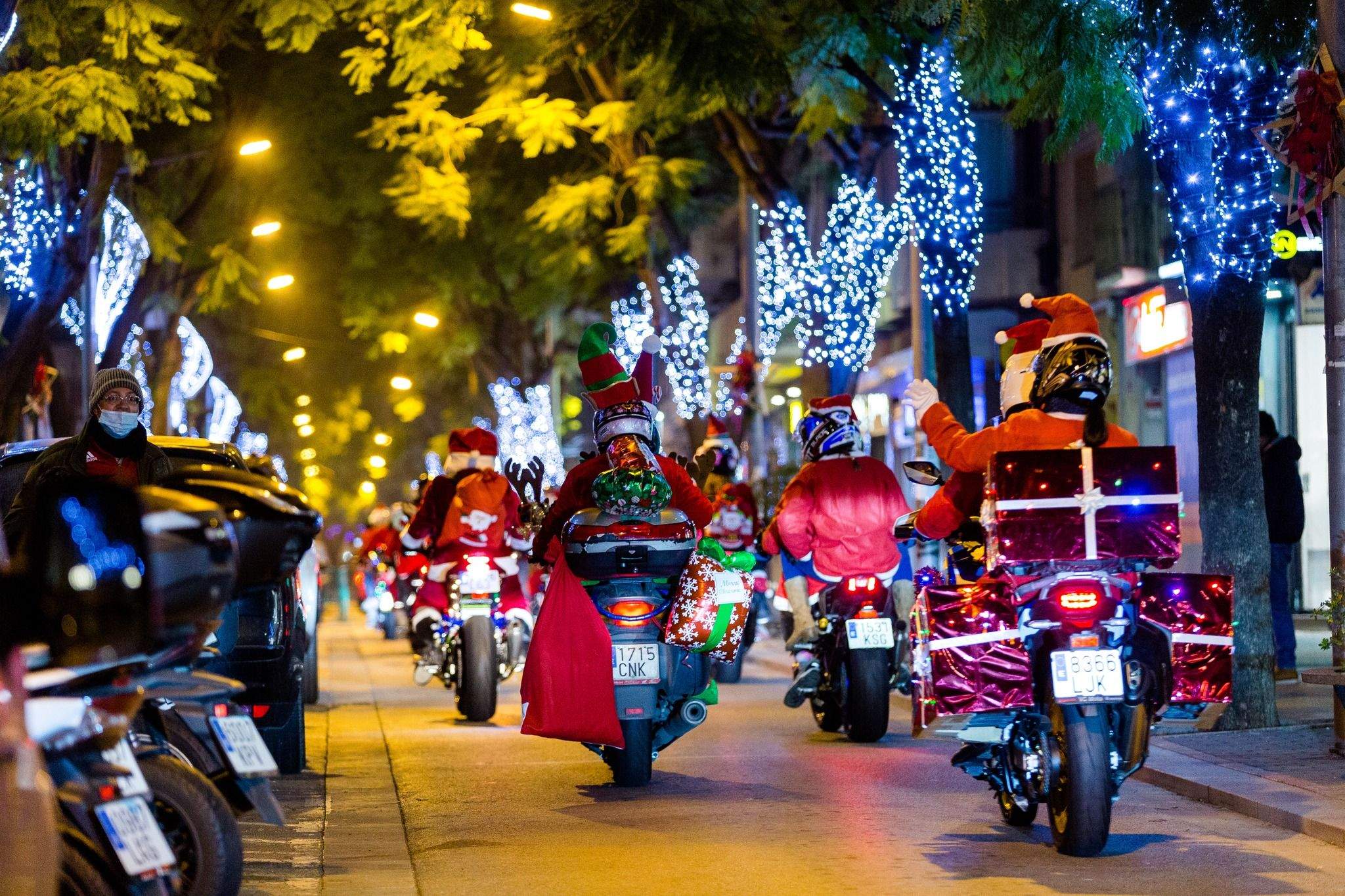 Desfilada de Sarda Riders disfressats de Pare Noel l'any 2021. FOTO: Núria Puentes (Ajuntament de Cerdanyola)