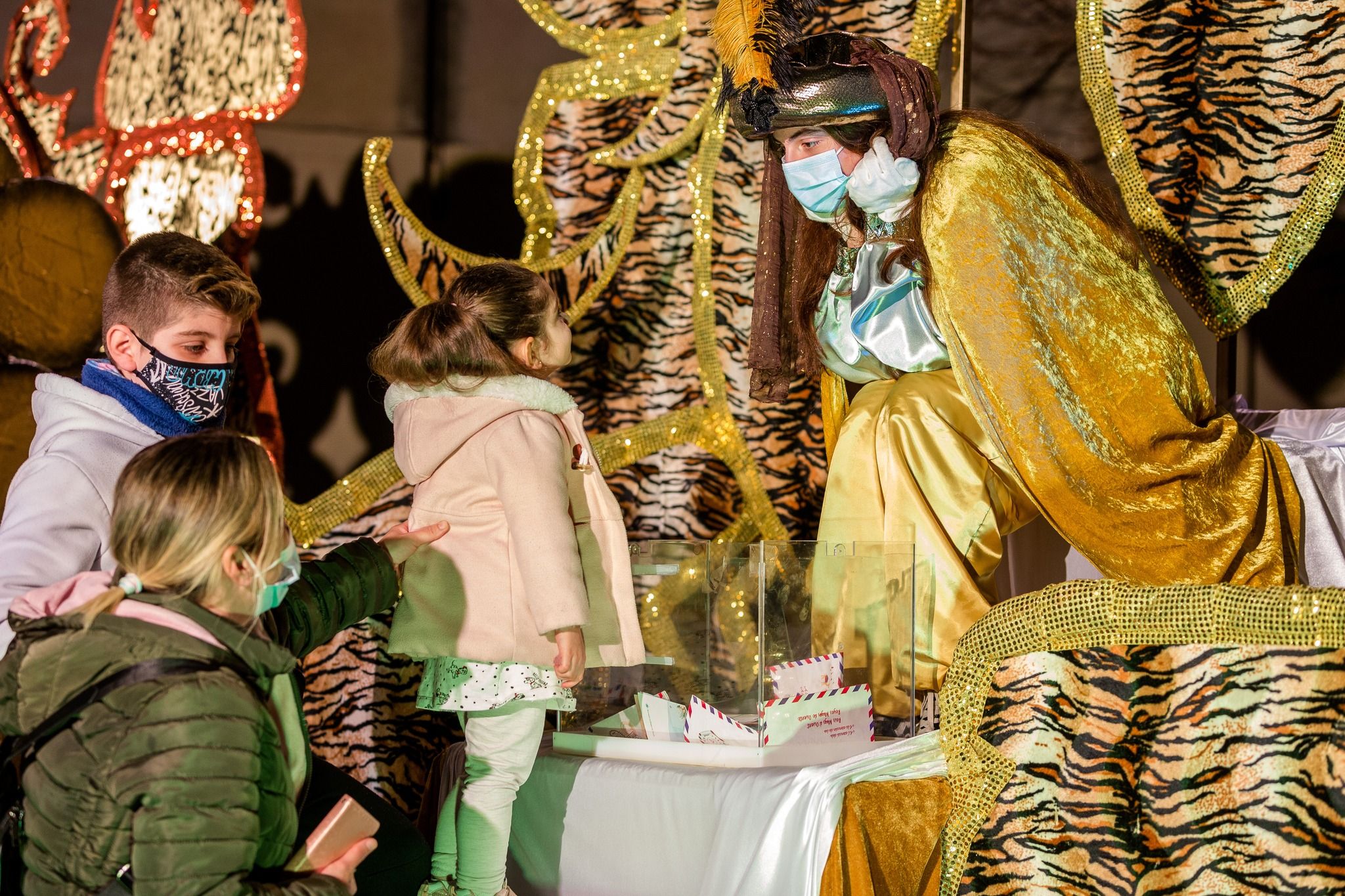 Un patge reial recull dels cartes dels infants l'any 2021. FOTO: Núria Puentes (Ajuntament de Cerdanyola) Un patge reial recull dels cartes dels infants l'any 2021. FOTO: Núria Puentes (Ajuntament de Cerdanyola)