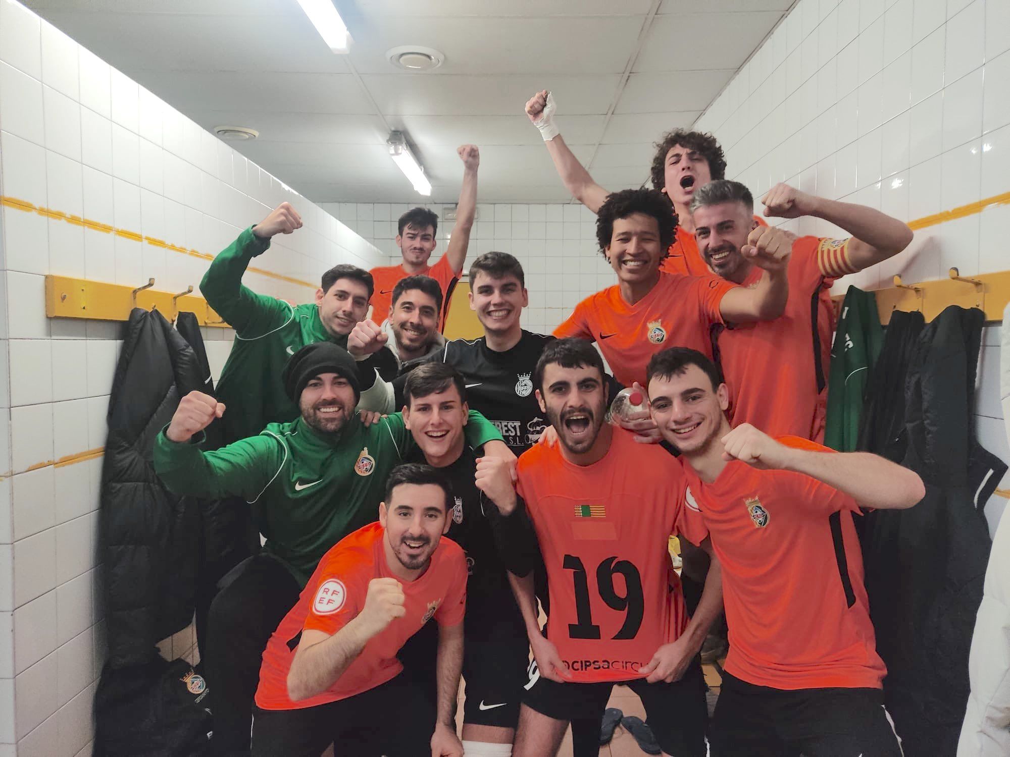 El Cerdanyola FC de futbol sala celebra la victòria davant l'Escola Pia de Sabadell. FOTO: Cerdanyola Futbol Club