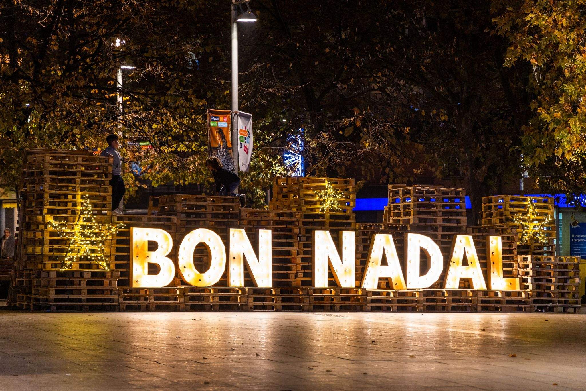 Figura de llum a Cerdanyola aquest Nadal 2022. FOTO: Núria Puentes (Ajuntament de Cerdanyola)