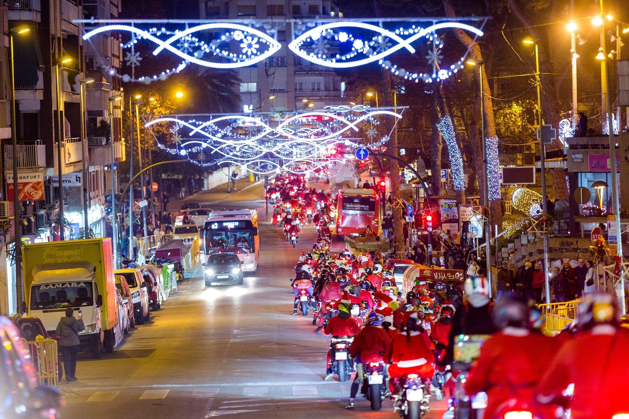 Desfilada de Sarda Riders vestits de Pare Noel, la Sardanyolada celebra aquest diumenge la V edició . FOTO: Núria Puentes (Ajuntament de Cerdanyola)