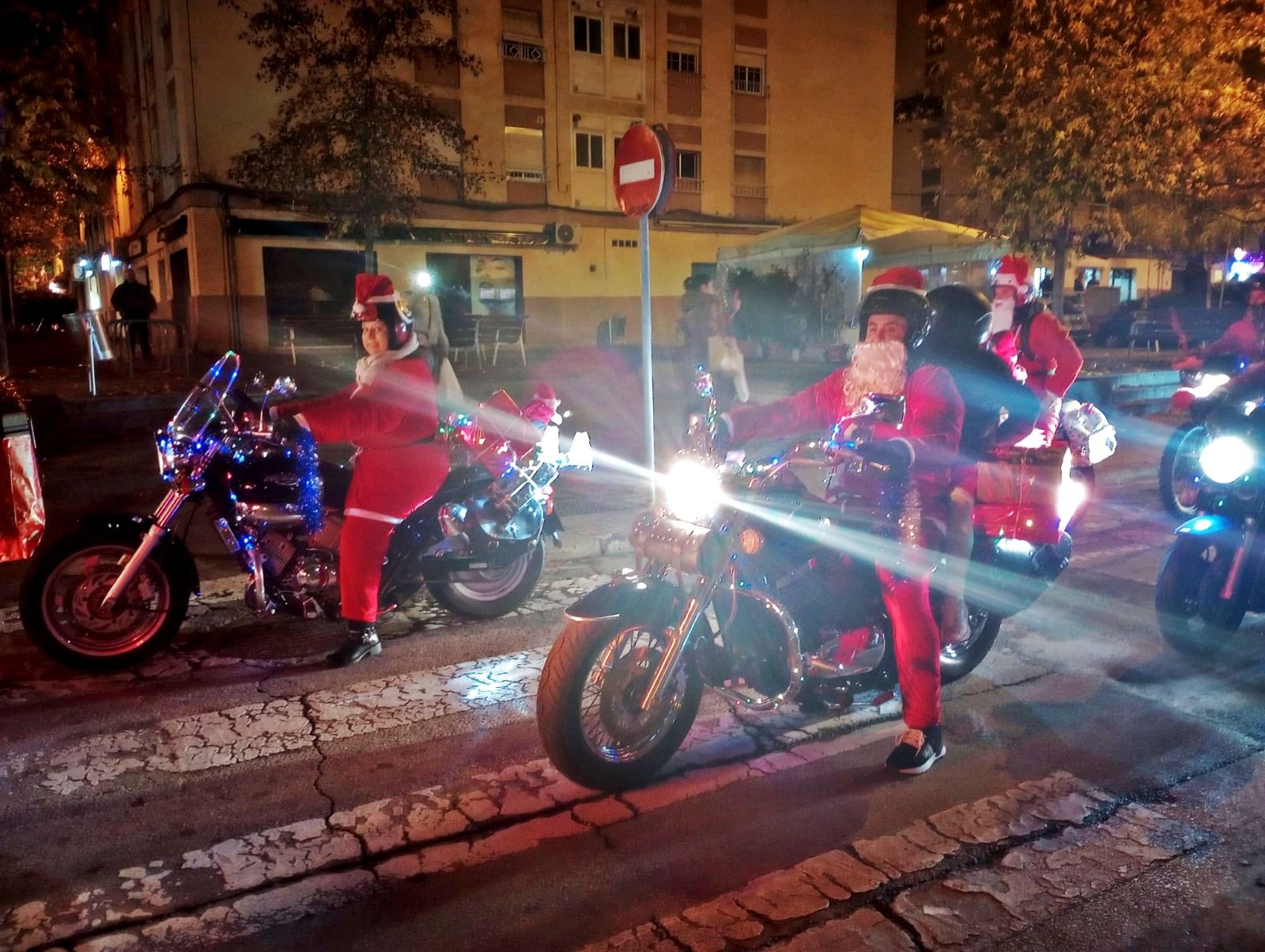 Segona edició Desfilada Motoristes vestits de Pare Noel. Foto Enric Garcia Torrell