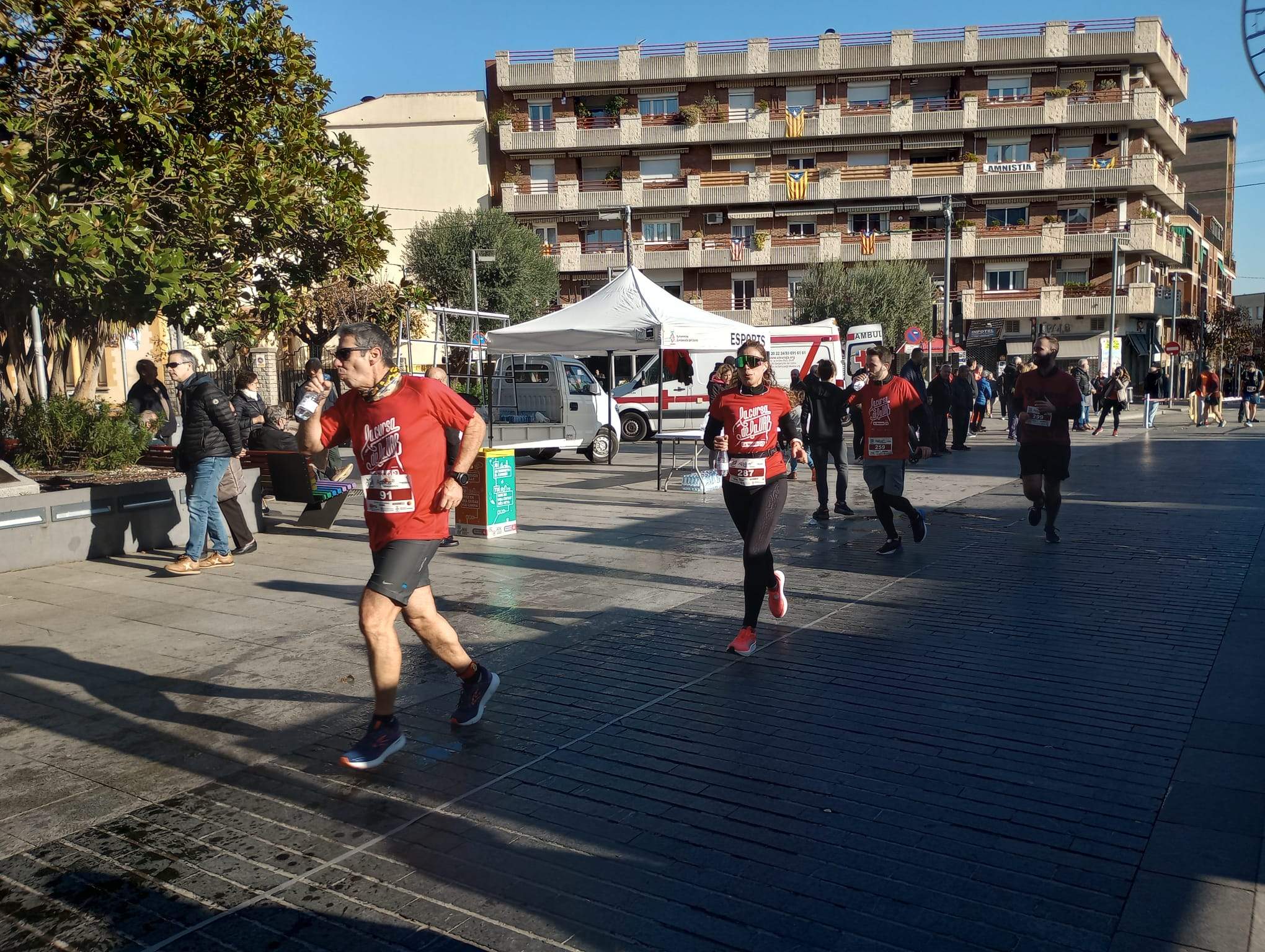 Cursa Solidària de la UAB passant passant per l'Ajuntament. Foto Enric Garcia Torrell