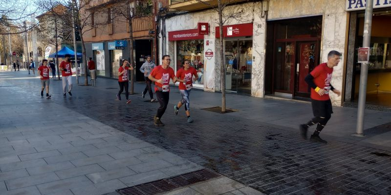 Cursa Solidària de la UAB passant passant pel carrer Sant Martí. Foto Enric Garcia Torrell