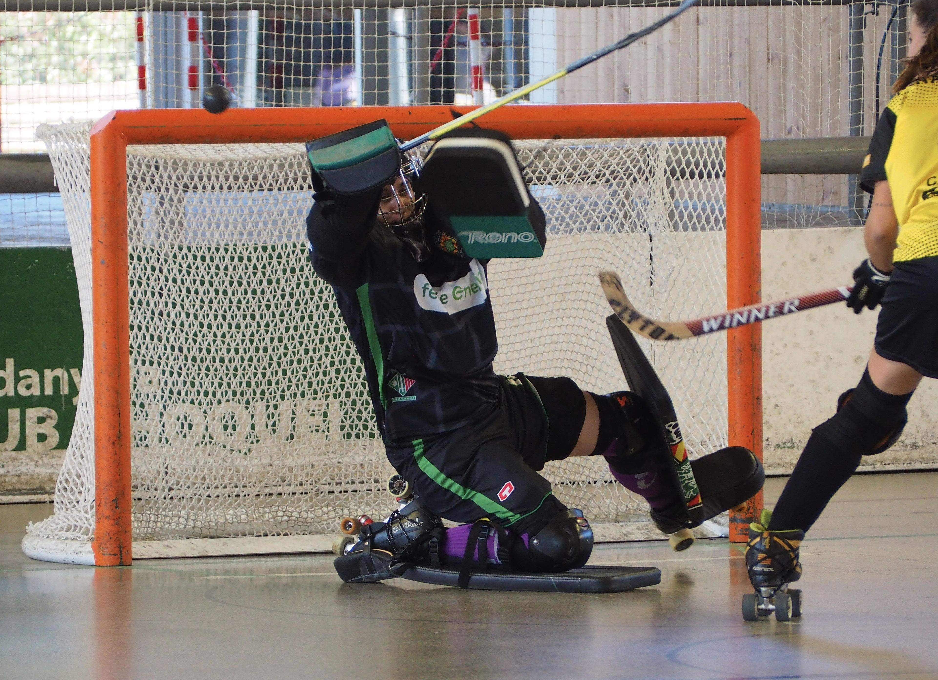 La portera del Cerdanyola Club d'Hoquei, Mariona Surós, en un partit a Can Xarau. FOTO: Mónica GM