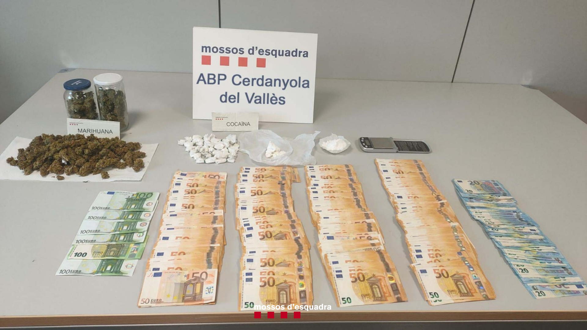 Els Mossos d'Esquadra també van trobar diners en efectiu i cocaïna. FOTO: Mossos d'Esquadra