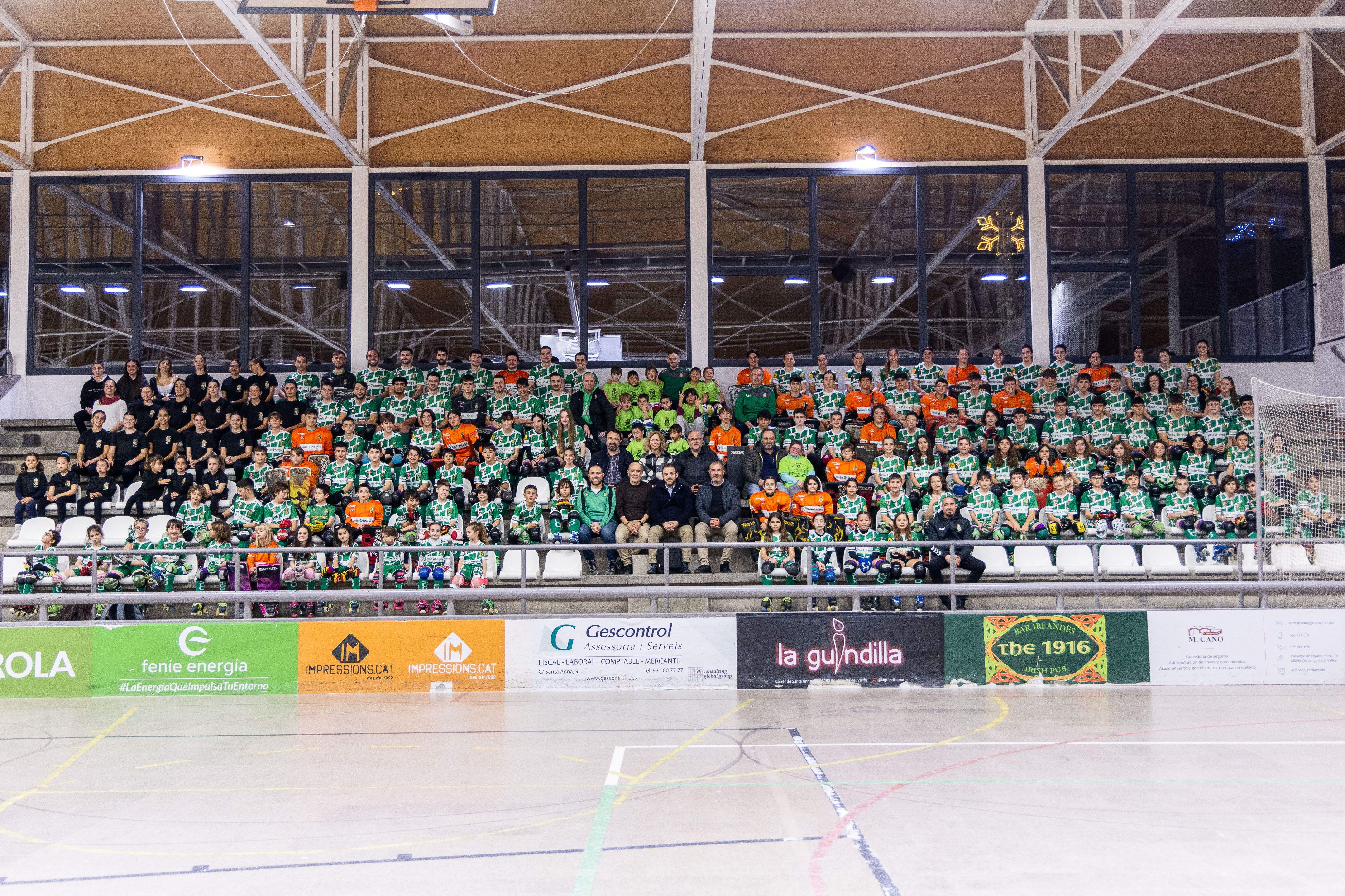 Foto de família del Cerdanyola Club d'Hoquei. FOTO: Núria Puentes (Ajuntament)