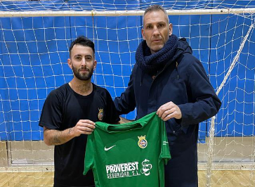 El nou fitxatge Jordi Sánchez amb el director esportiu de la secció David Herraiz. Twitter Cerdanyola FC