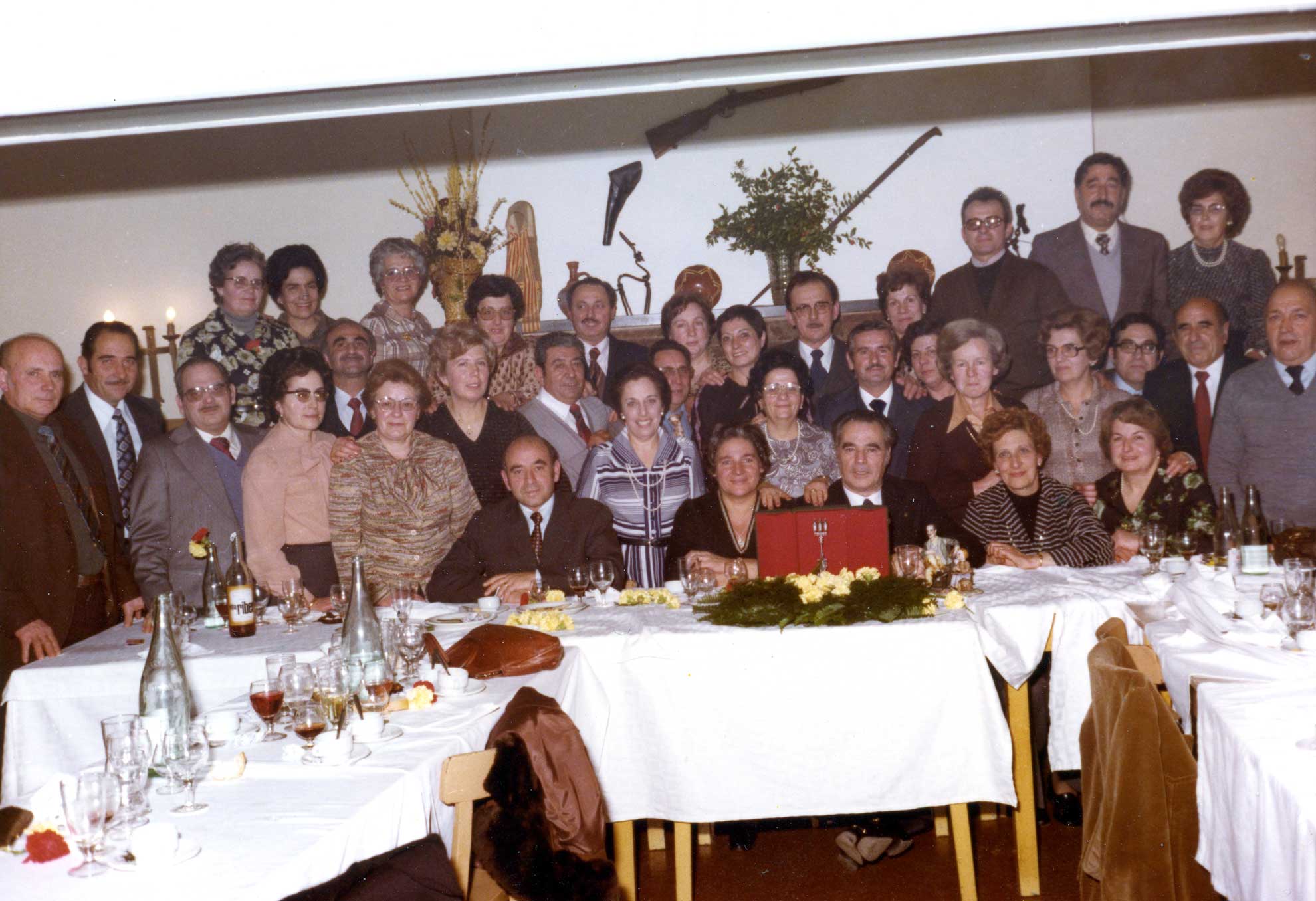 Lluís Gausachs, al centre assegut, en la trobada amb el seu alumnat l'any 1977 després de l'exili. FOTO: Diputació de Barcelona