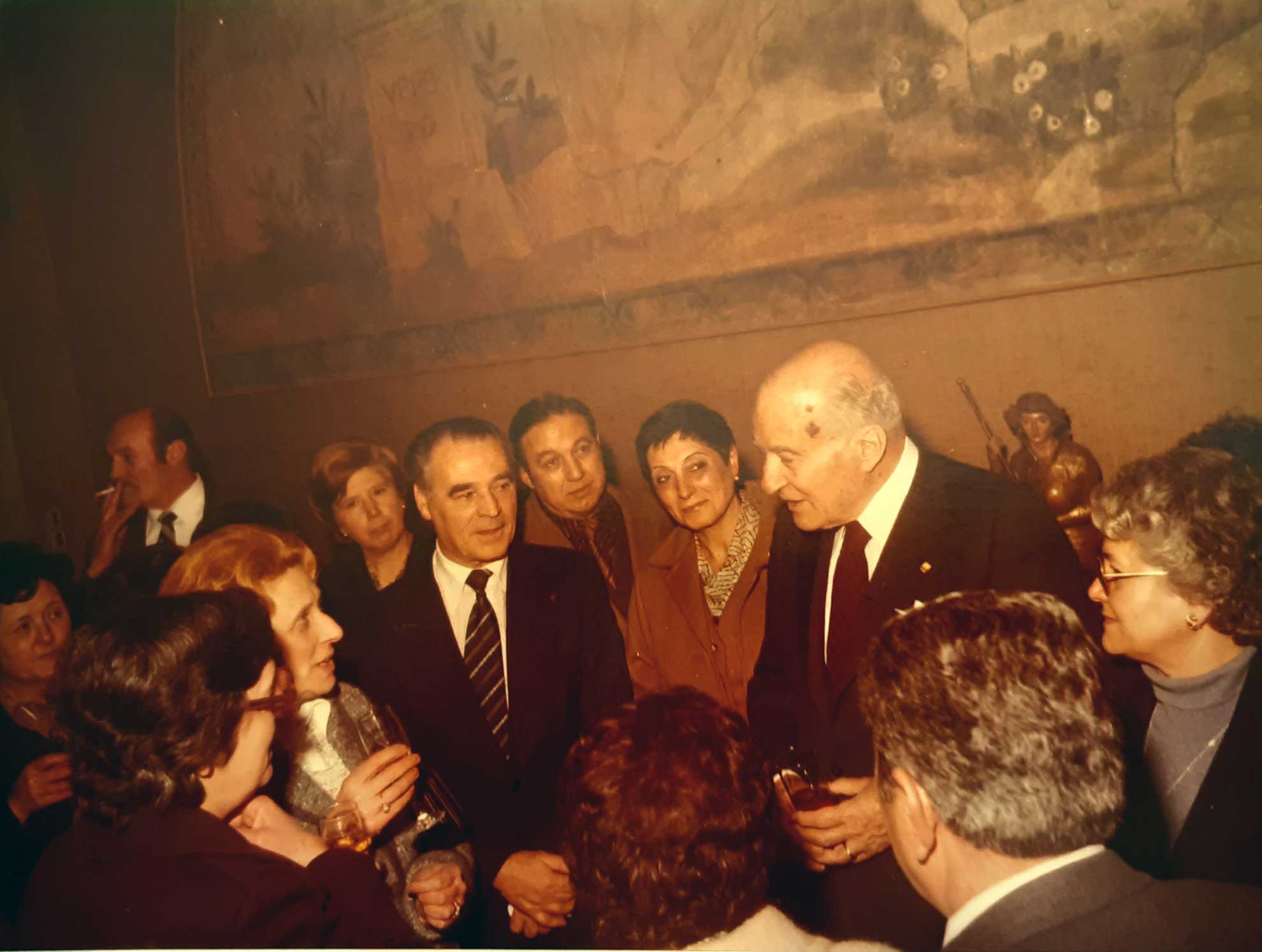 El mestre Lluís Gausach amb el president Josep Tarradellas. FOTO: Cedida