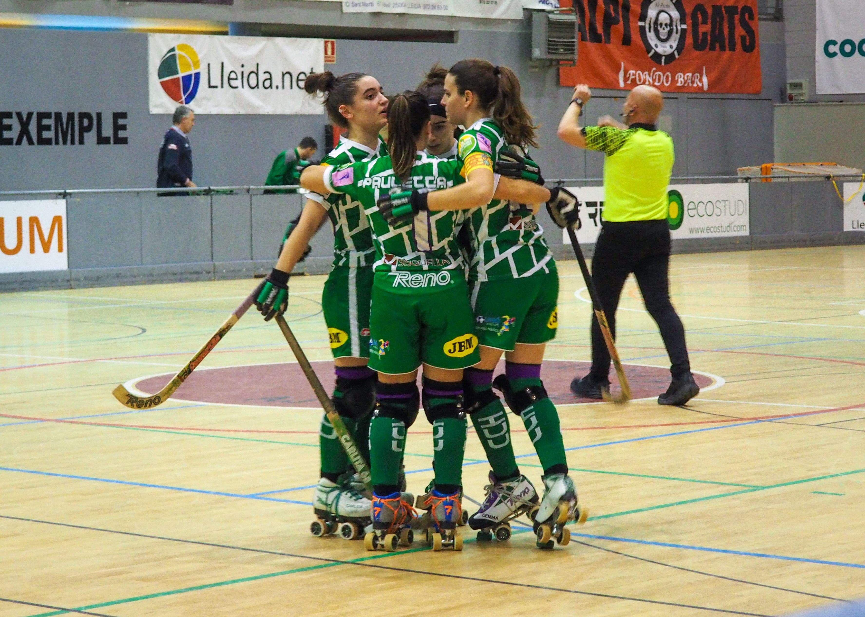 El Cerdanyola Club d'Hoquei celebra un gol a la pista de l'Alpicat. FOTO: Mónica GM