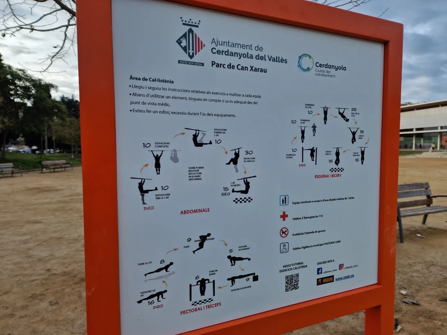 Rètol parc de cal·listènia a l'exterior de Can Xarau Rètol parc de cal·listènia a l'exterior de Can Xarau