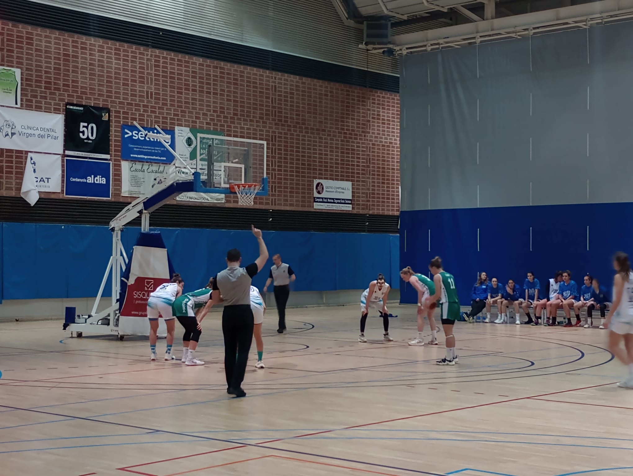 Tir lliure en el partit entre el CBF Cerdanyola i el Mutilbasket. Foto: Enric GT