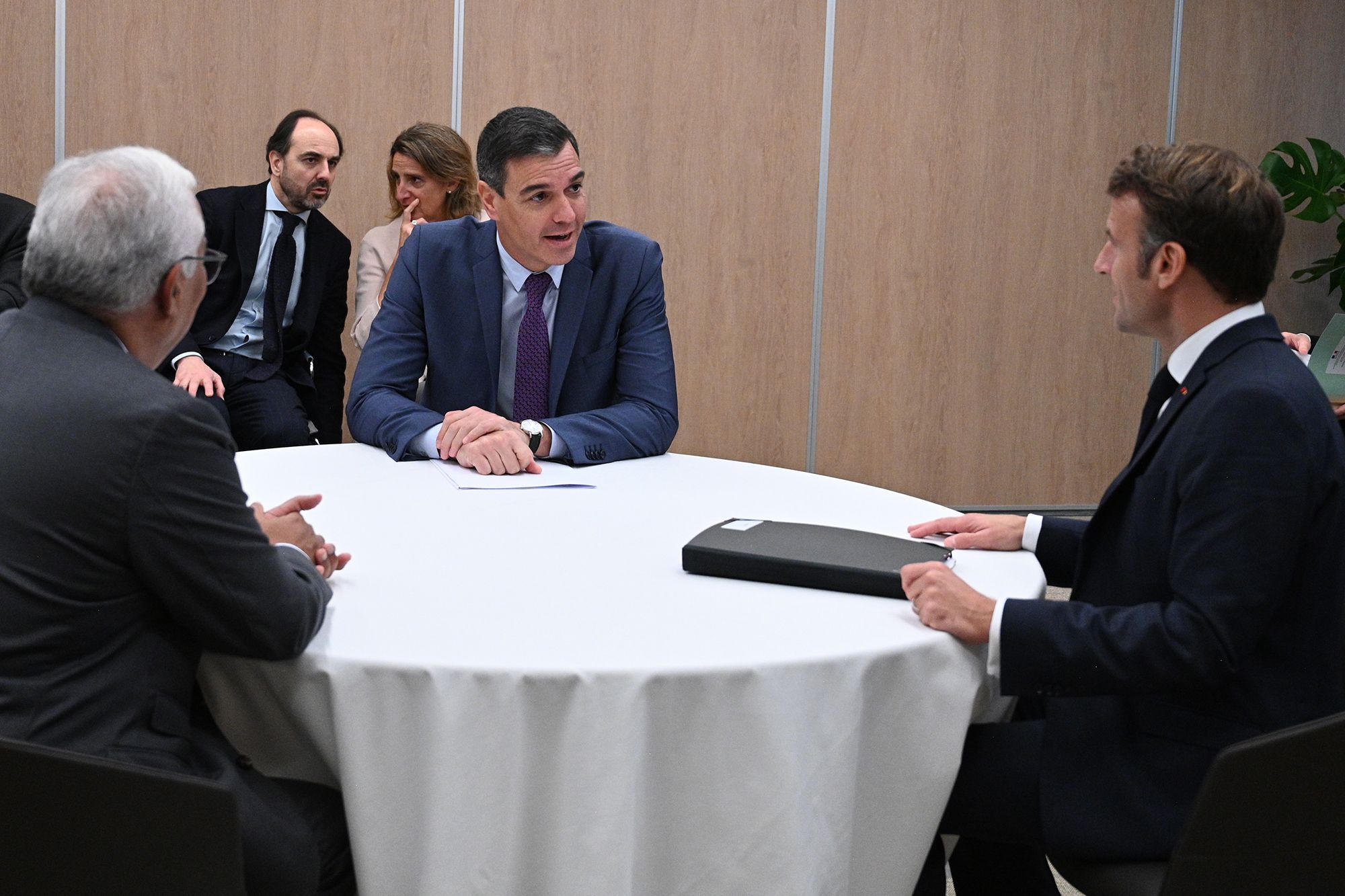 El president del govern espanyol, Pedro Sánchez, i el president de la RepúblicaFrancesa, Emmanuel Macron. FOTO: Moncloa