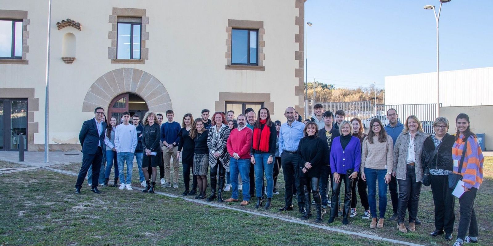 Els participants del programa Explorer i representants innstitucionals a la masia de Can Serra de Rubí. FOTO: Ajuntament de Rubí - Localpres Els participants del programa Explorer i representants innstitucionals a la masia de Can Serra de Rubí. FOTO: Ajuntament de Rubí - Localpres
